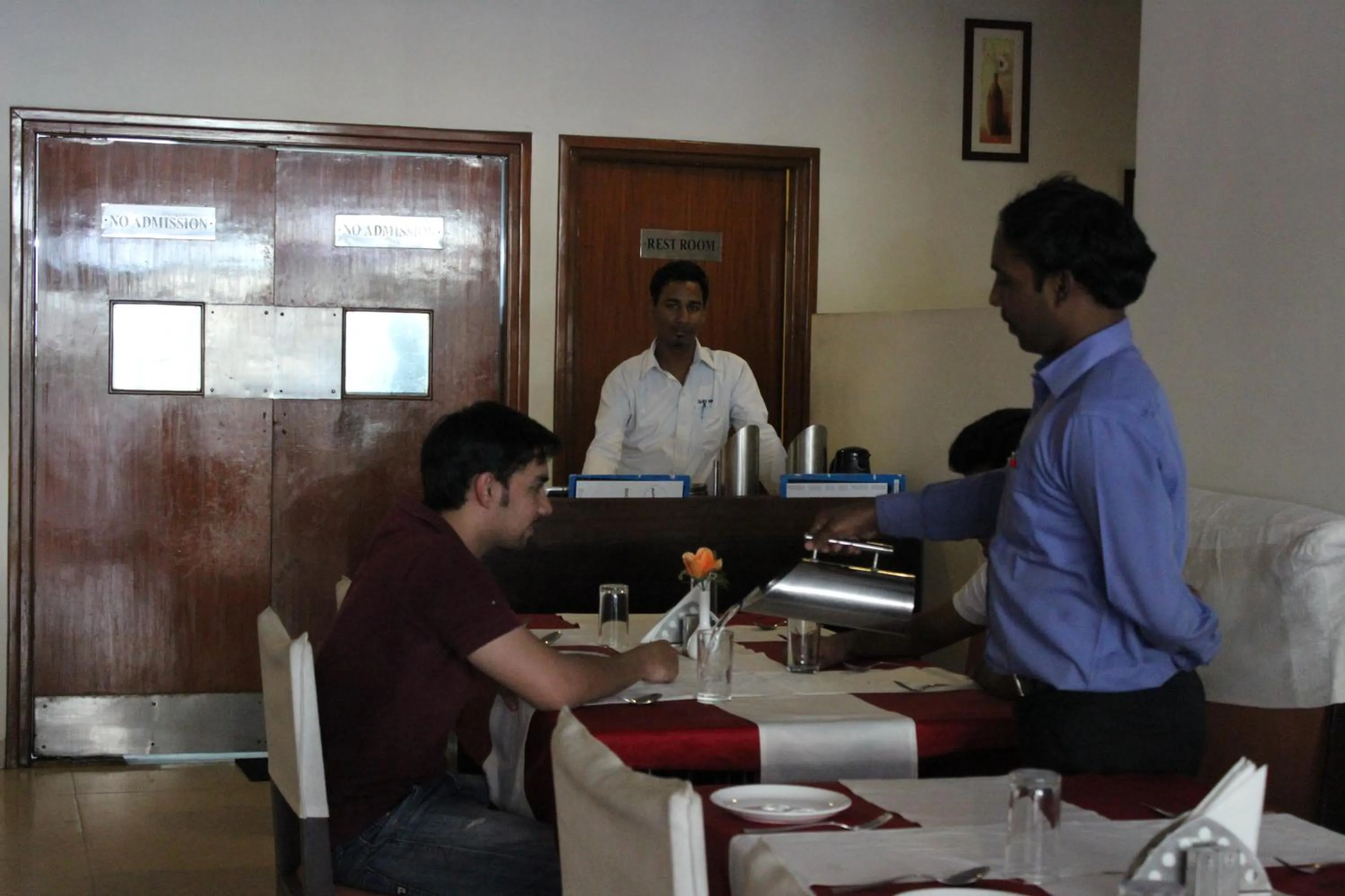 Restaurant/places to eat in Hotel Stay Inn