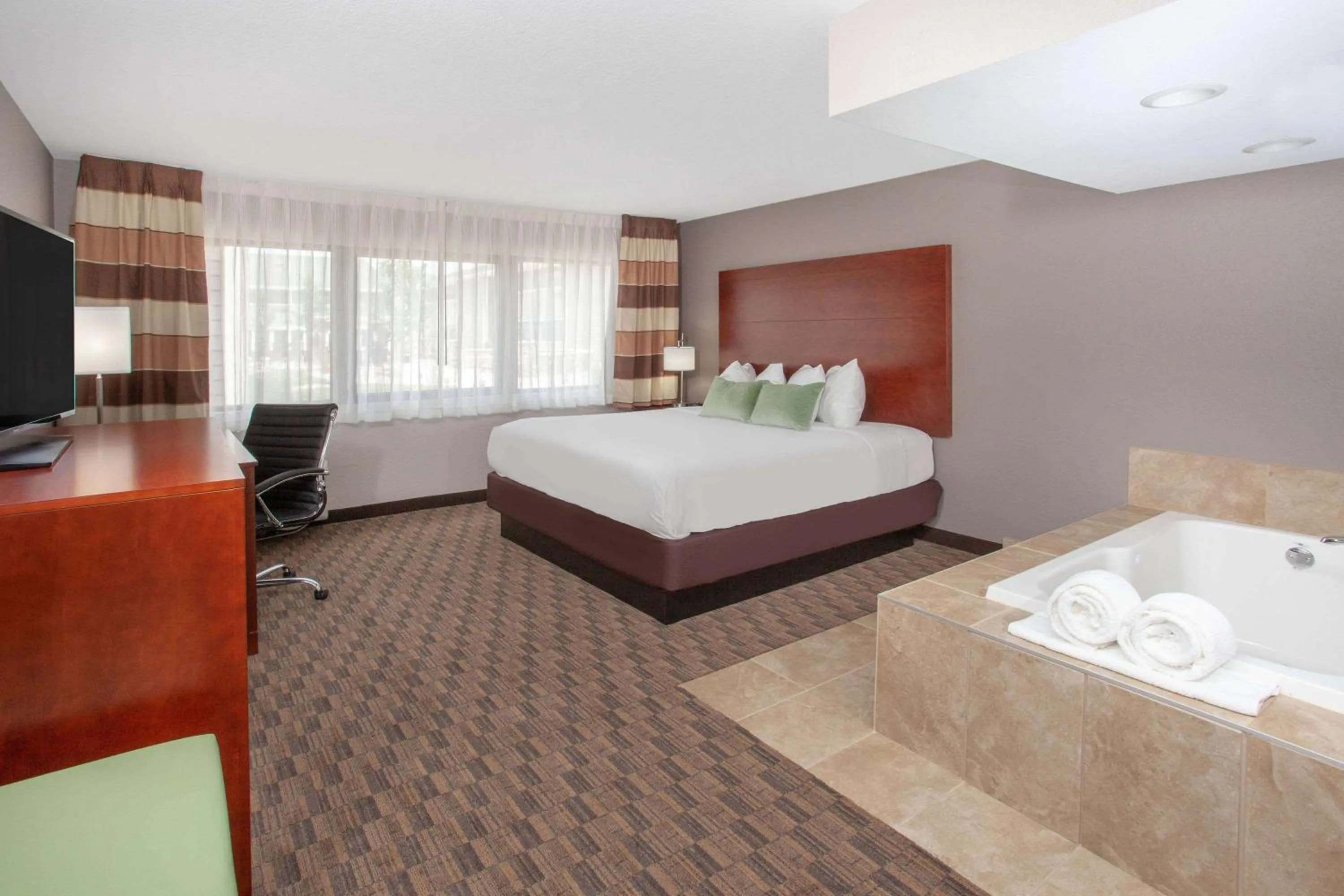 Photo of the whole room, Bed in Wyndham Garden Fort Wayne