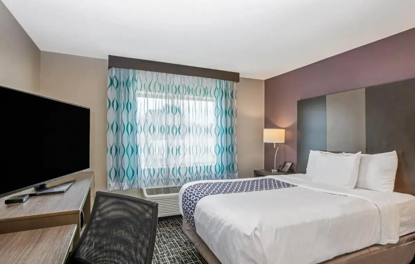 Bed in La Quinta by Wyndham Fayetteville Bed in La Quinta by Wyndham Fayetteville