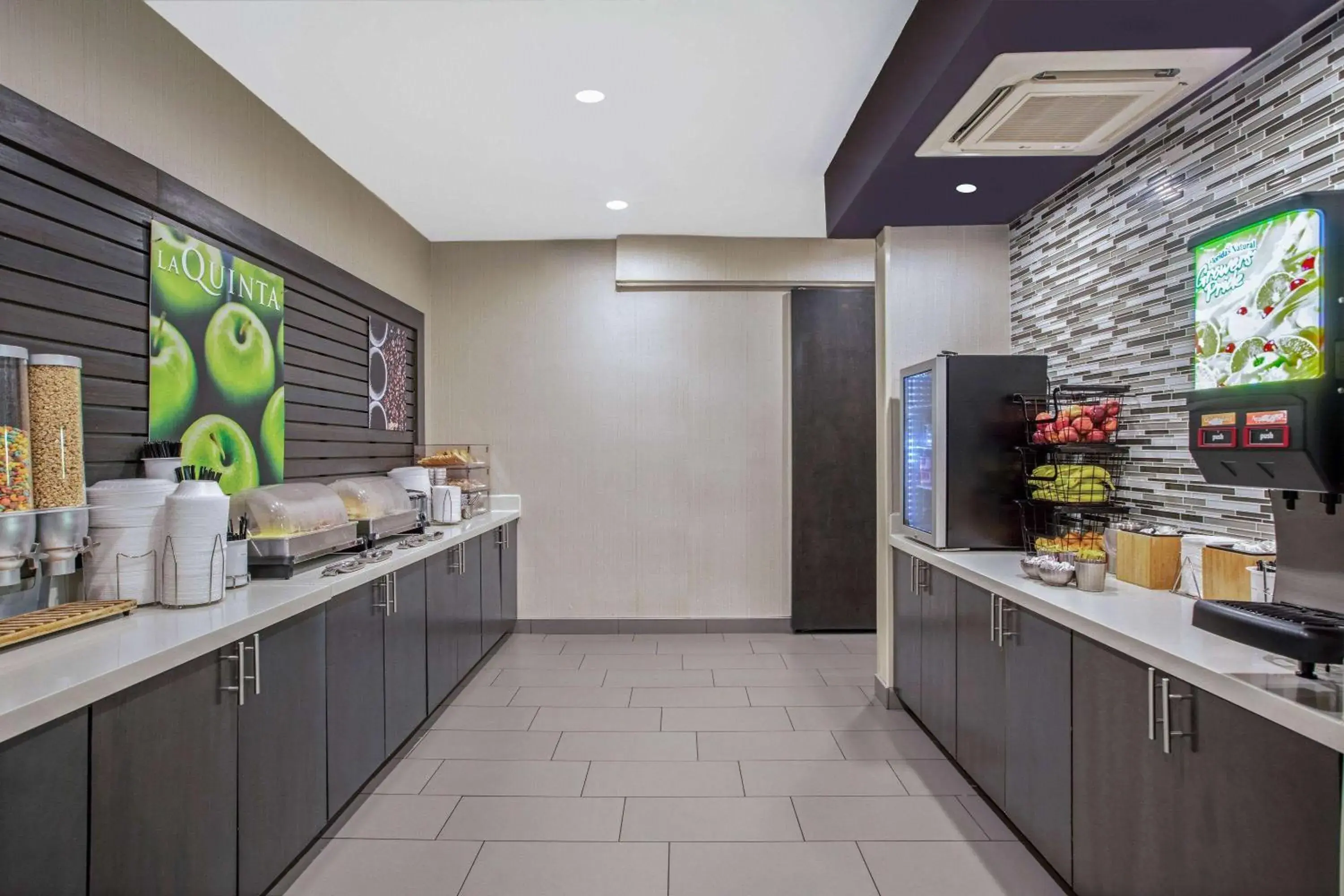 Breakfast in La Quinta by Wyndham Fayetteville Breakfast in La Quinta by Wyndham Fayetteville