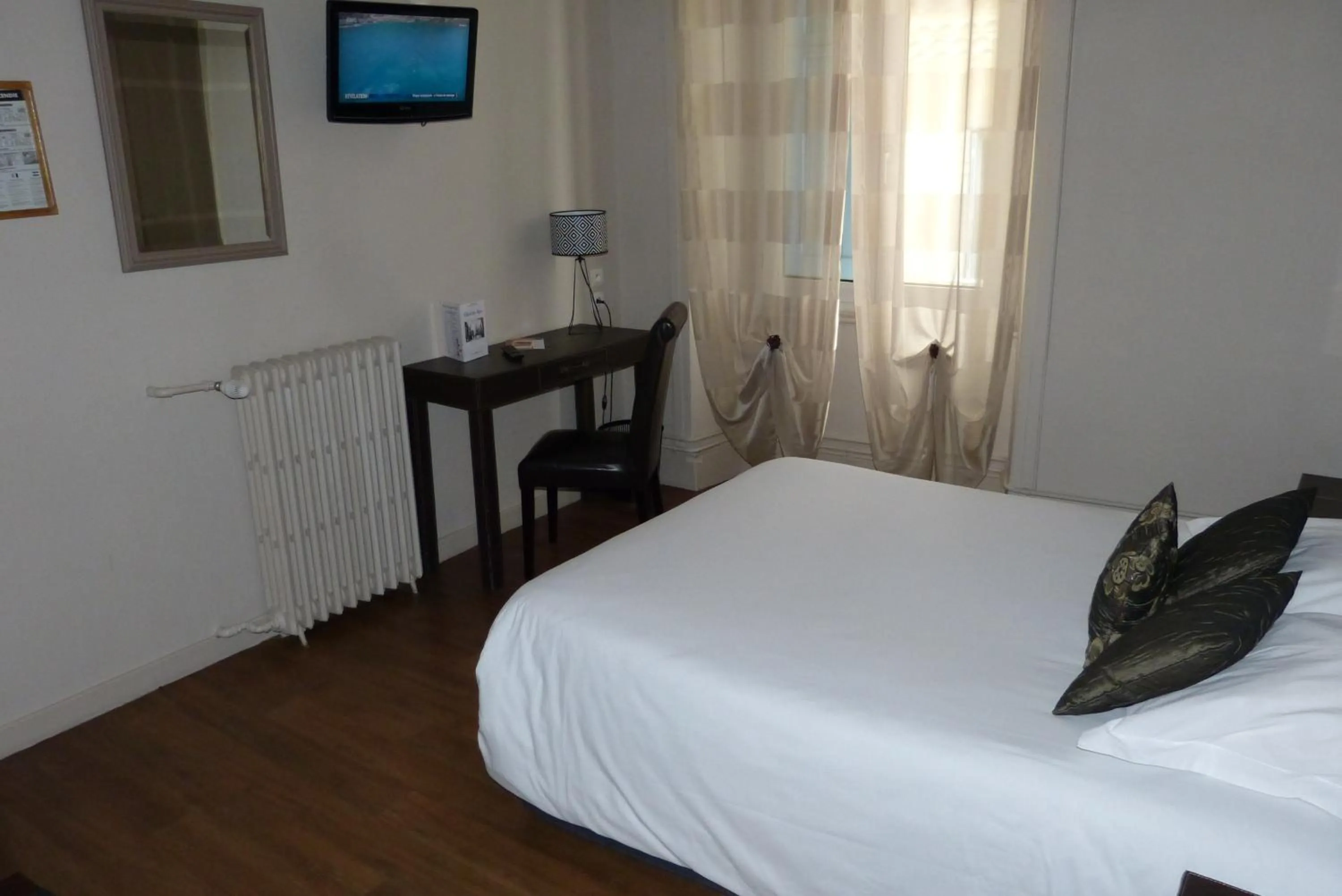 Photo of the whole room, Bed in Hotel des Alpes