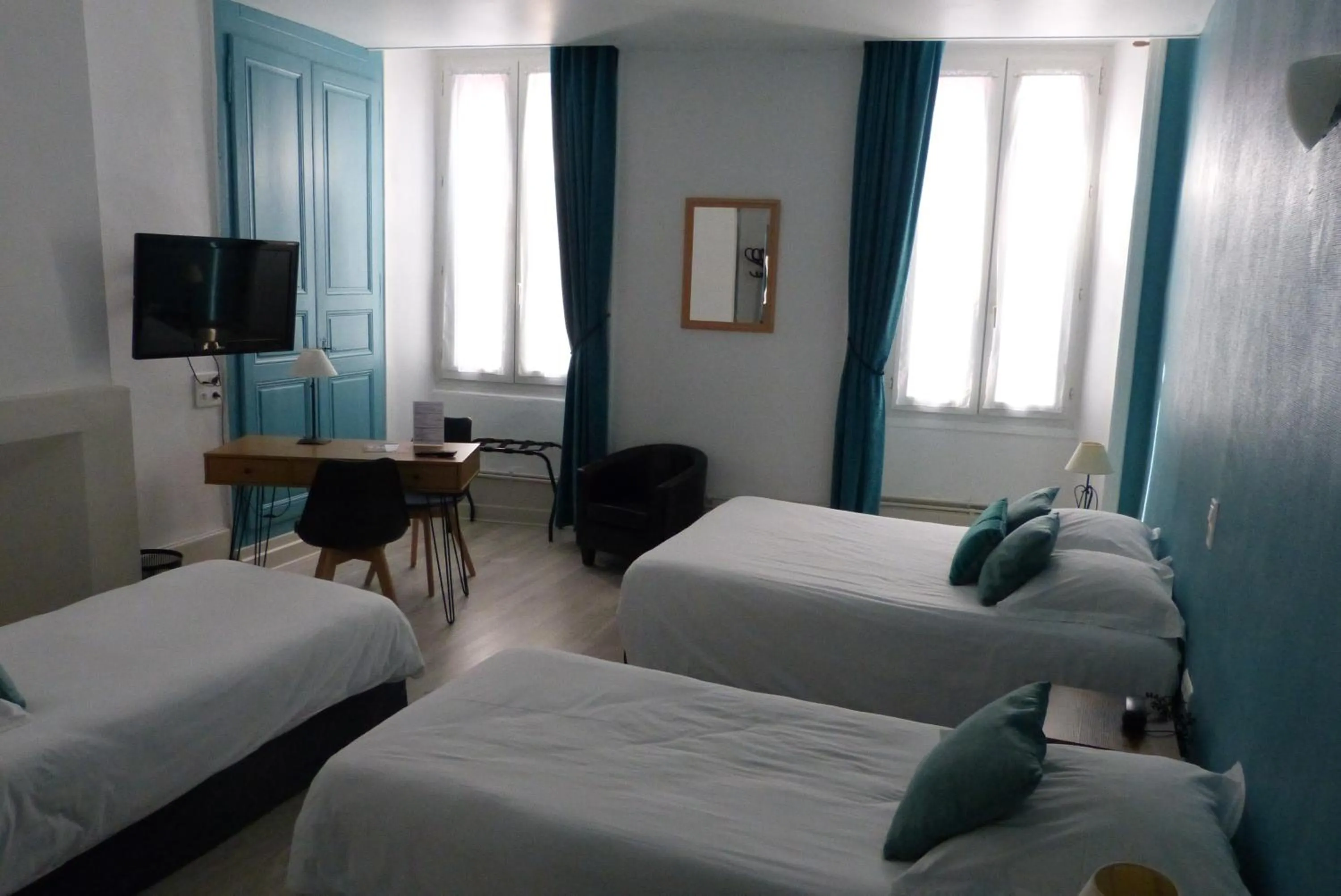 Photo of the whole room, Bed in Hotel des Alpes