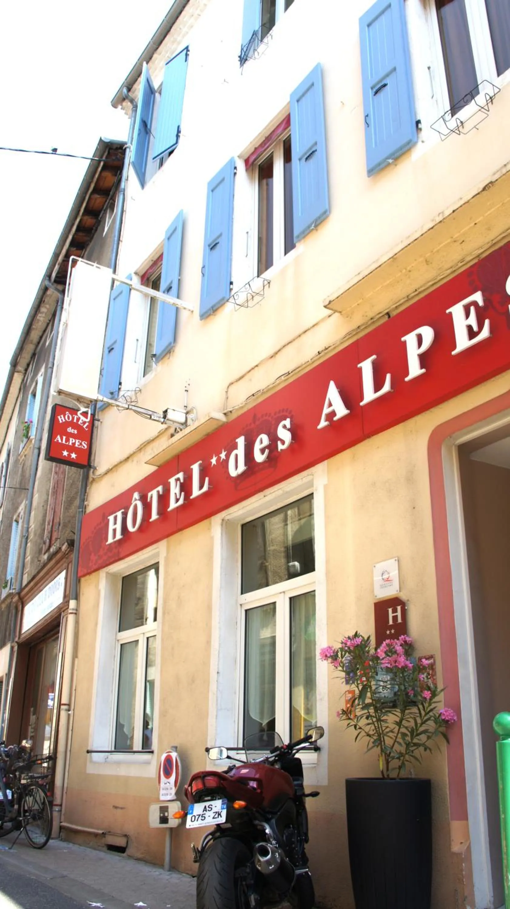 Facade/entrance in Hotel des Alpes