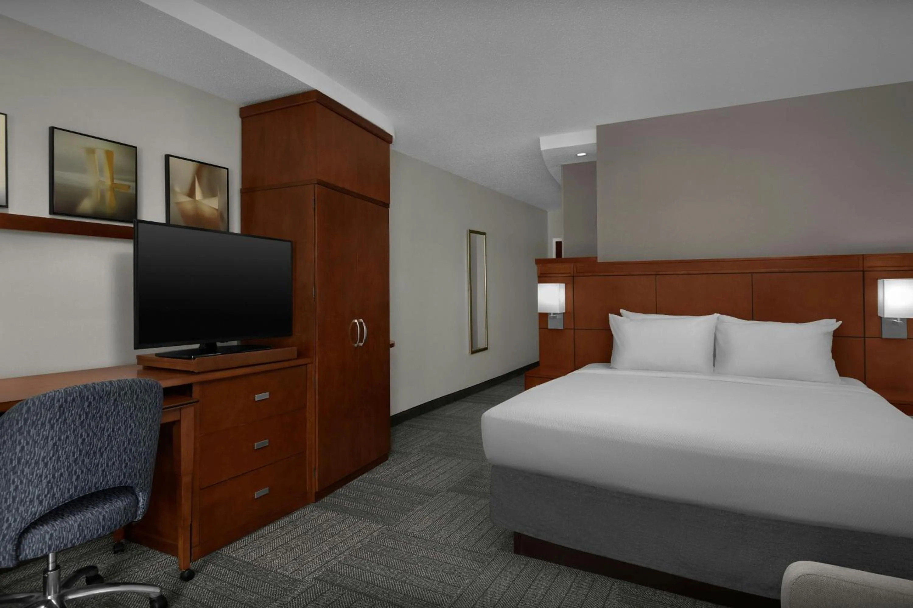 Photo of the whole room, Bed in Courtyard Greensboro Airport