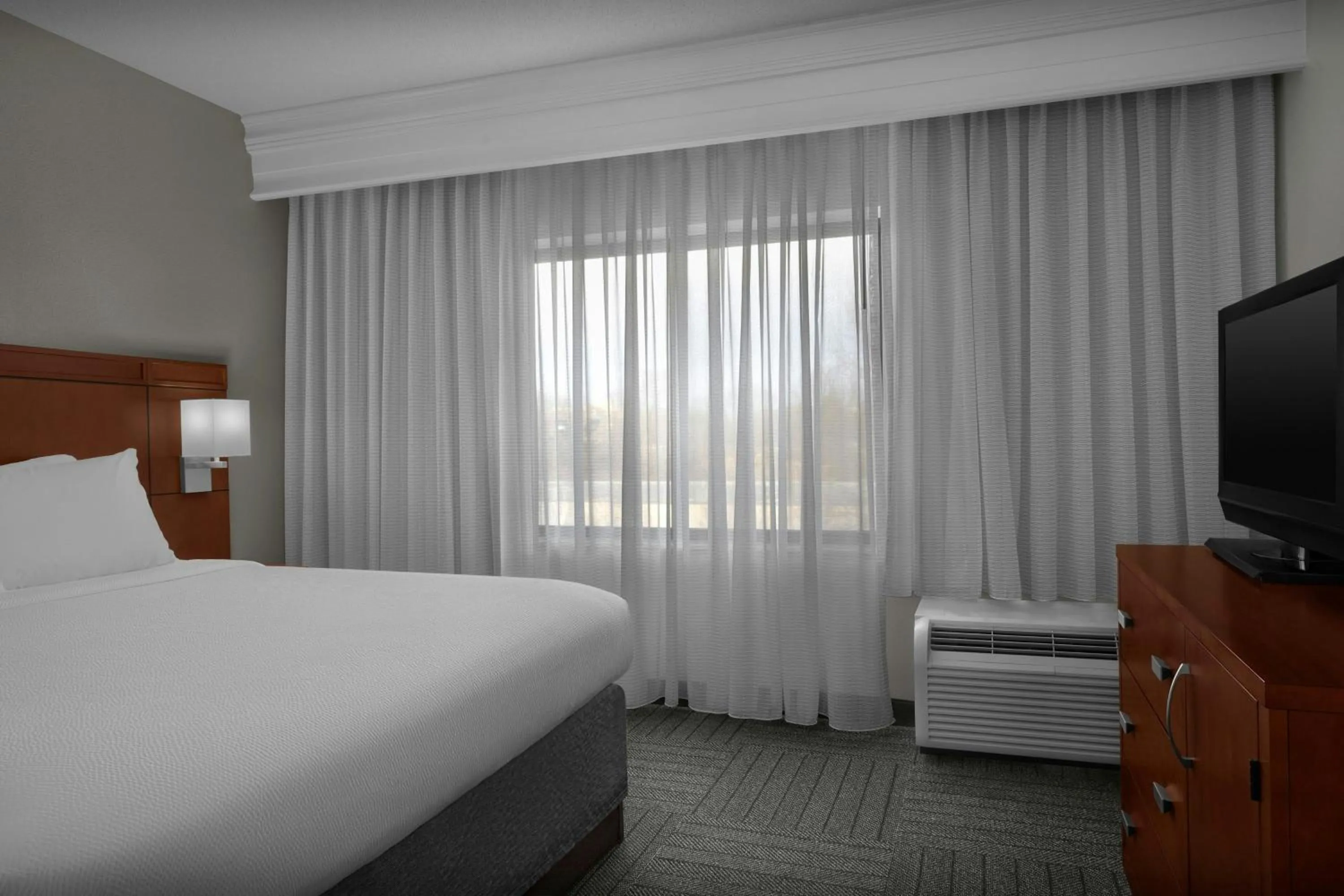 Bedroom, Bed in Courtyard Greensboro Airport