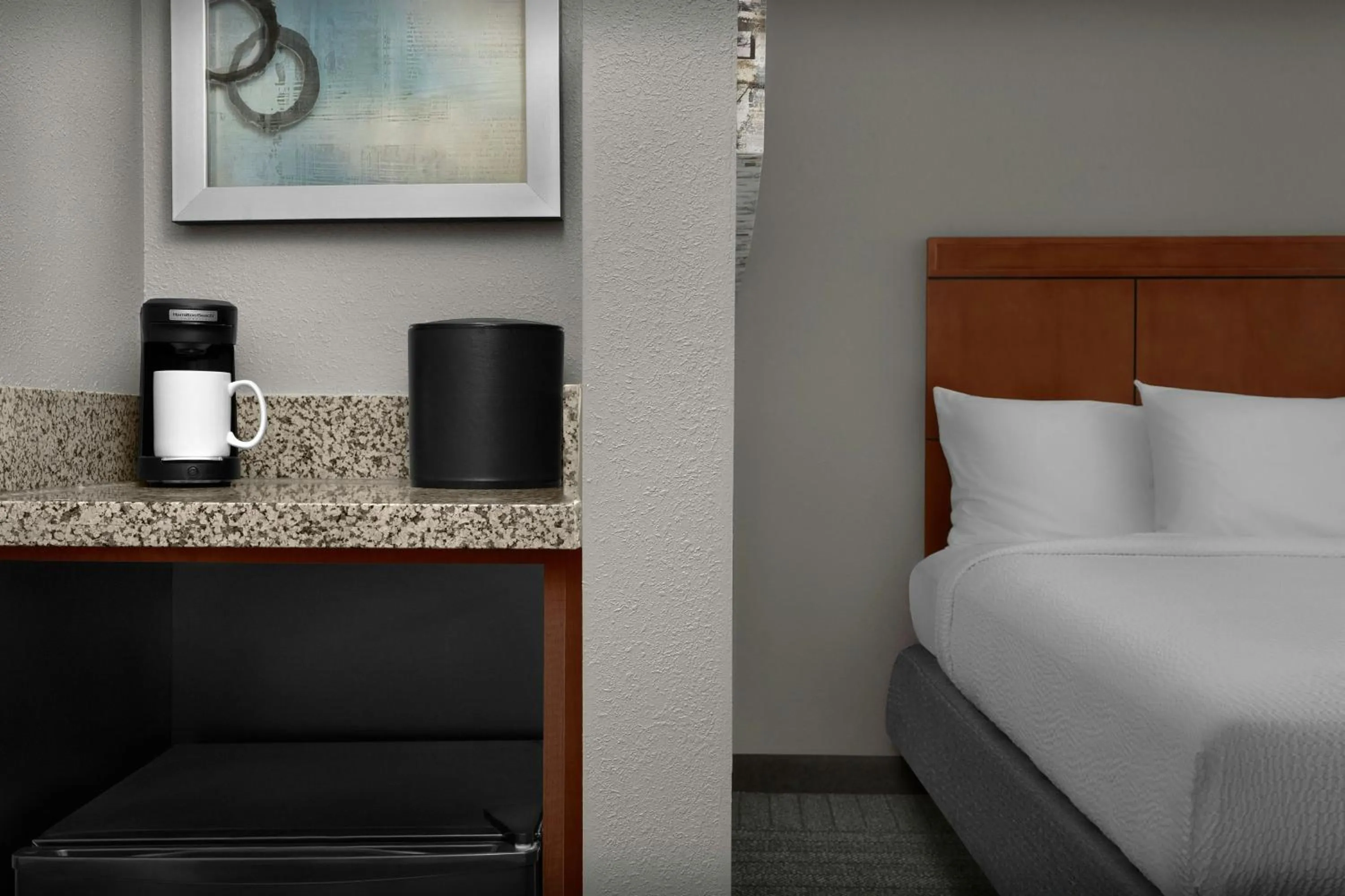 Photo of the whole room, Bed in Courtyard Greensboro Airport