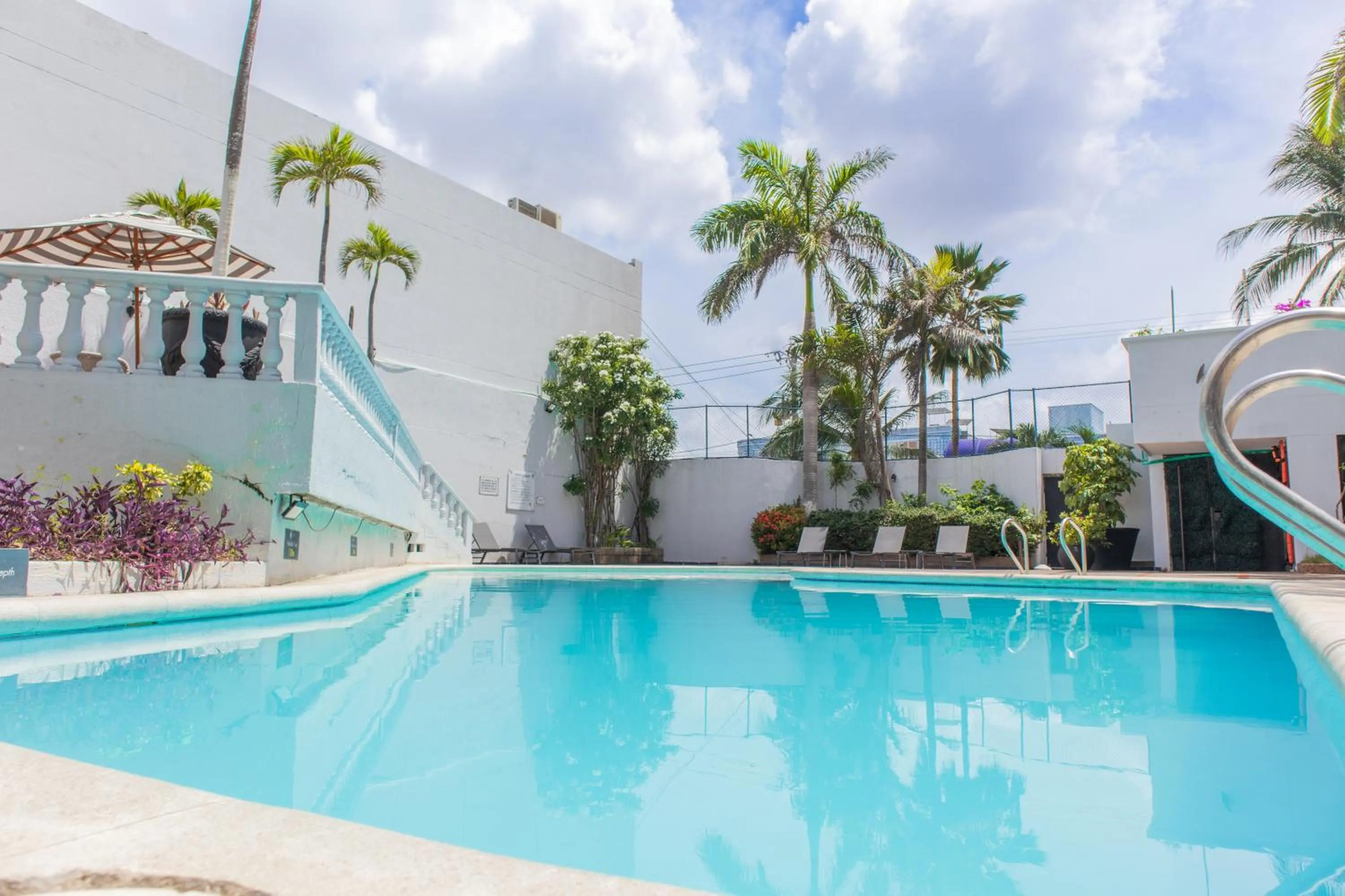 Swimming pool in Hotel Faranda Express Puerta Del Sol Barranquilla, A Member of Radisson Individuals