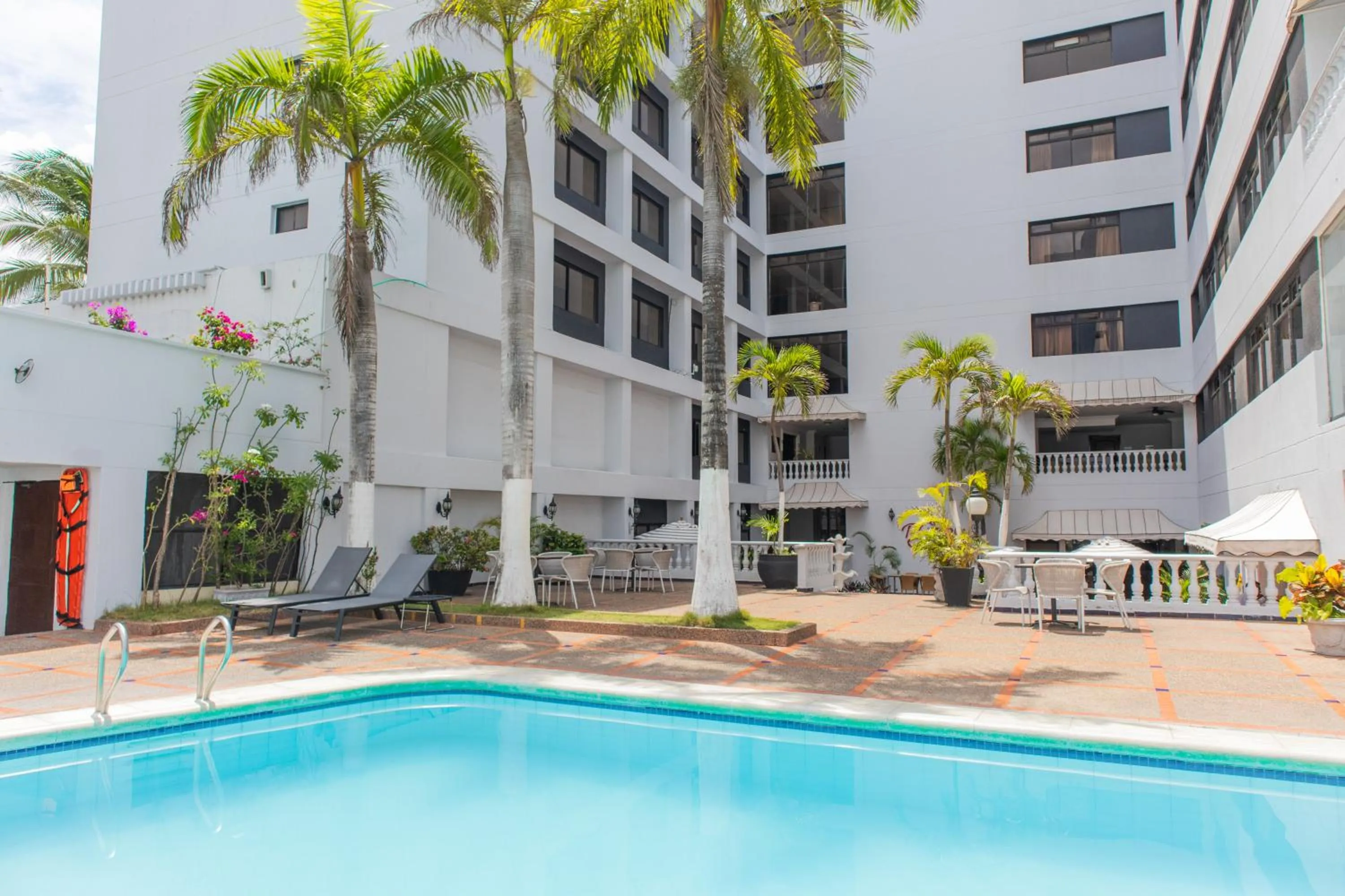 Swimming pool in Hotel Faranda Express Puerta Del Sol Barranquilla, A Member of Radisson Individuals