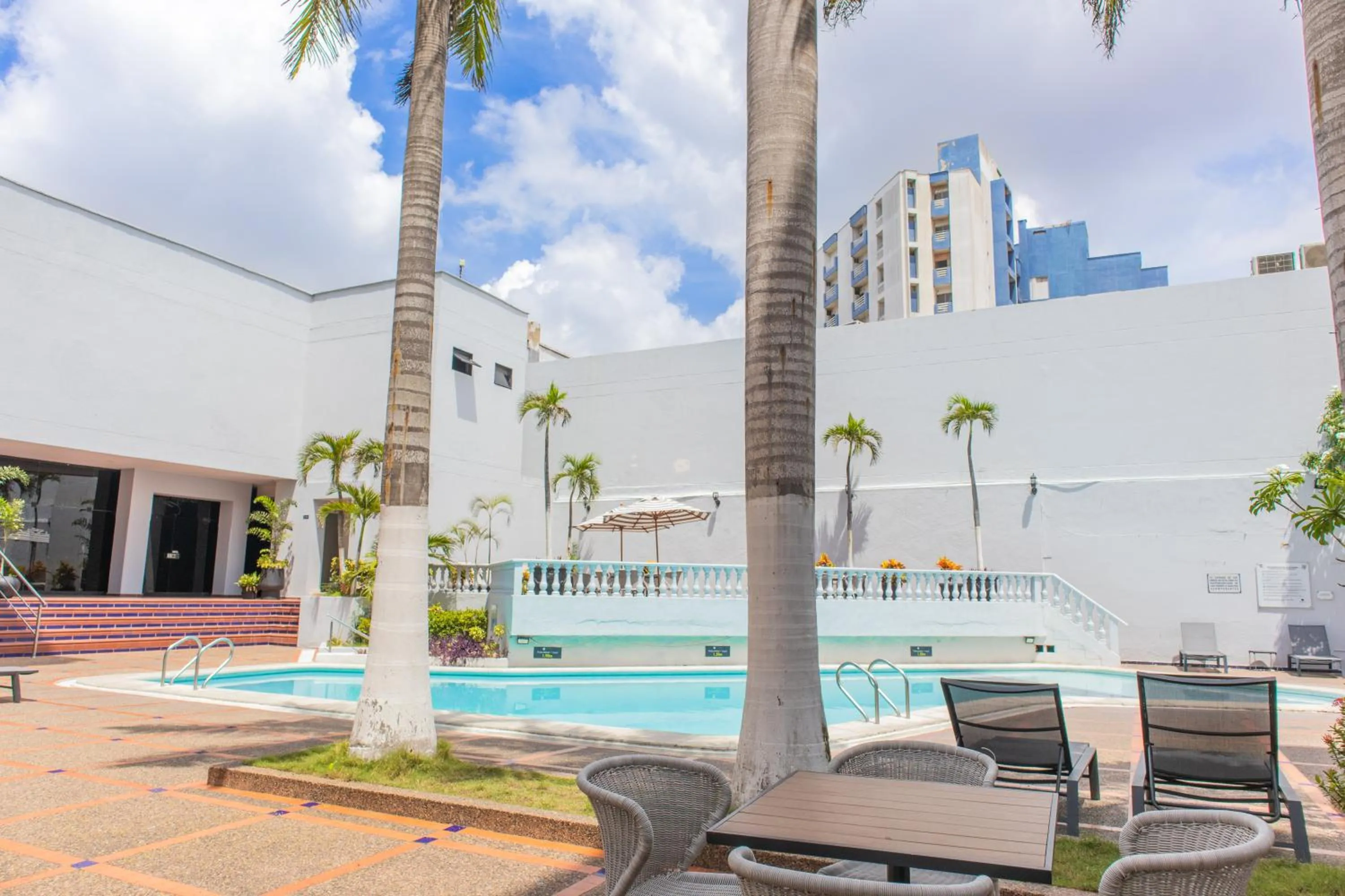 Swimming pool in Hotel Faranda Express Puerta Del Sol Barranquilla, A Member of Radisson Individuals