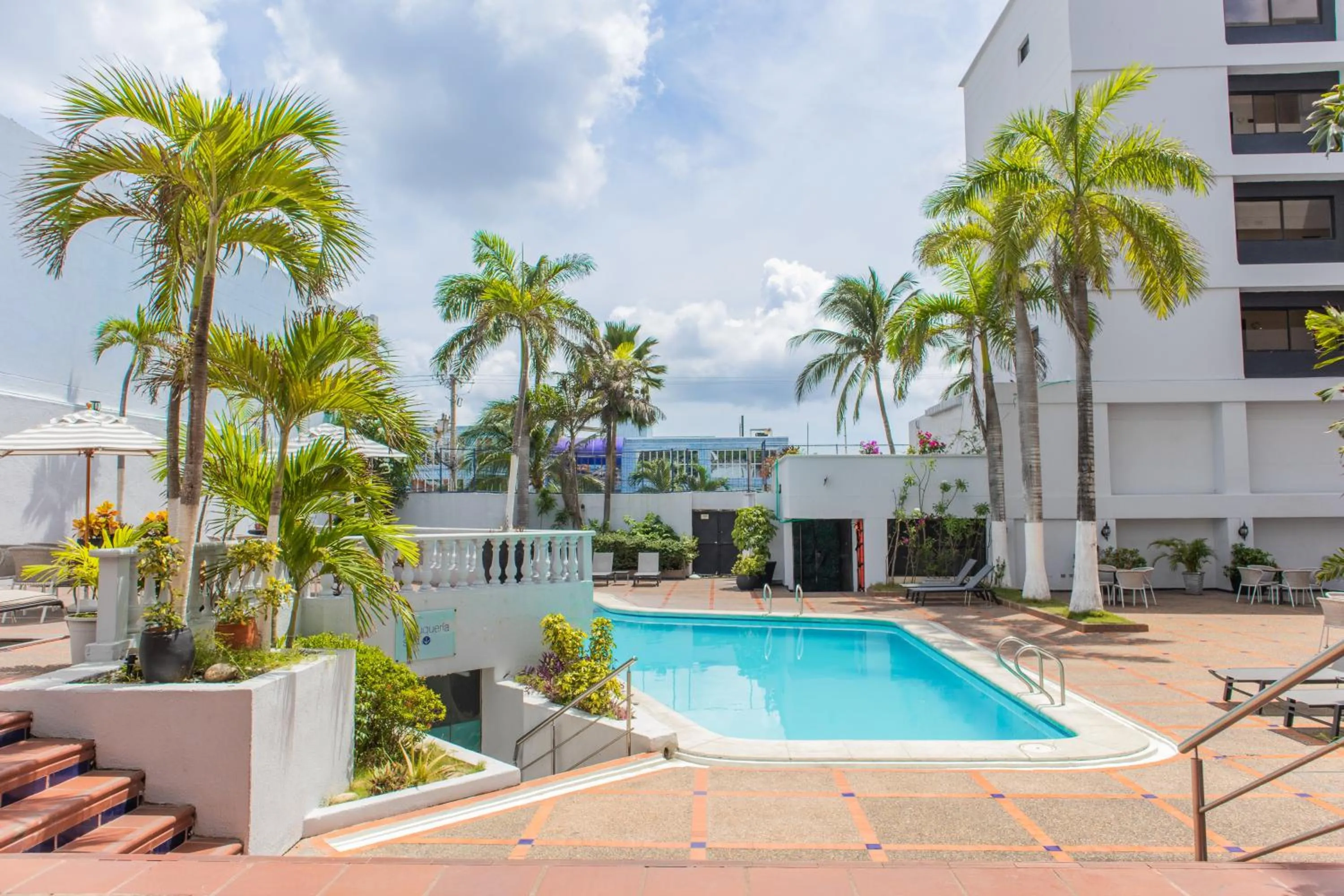 Swimming pool in Hotel Faranda Express Puerta Del Sol Barranquilla, A Member of Radisson Individuals