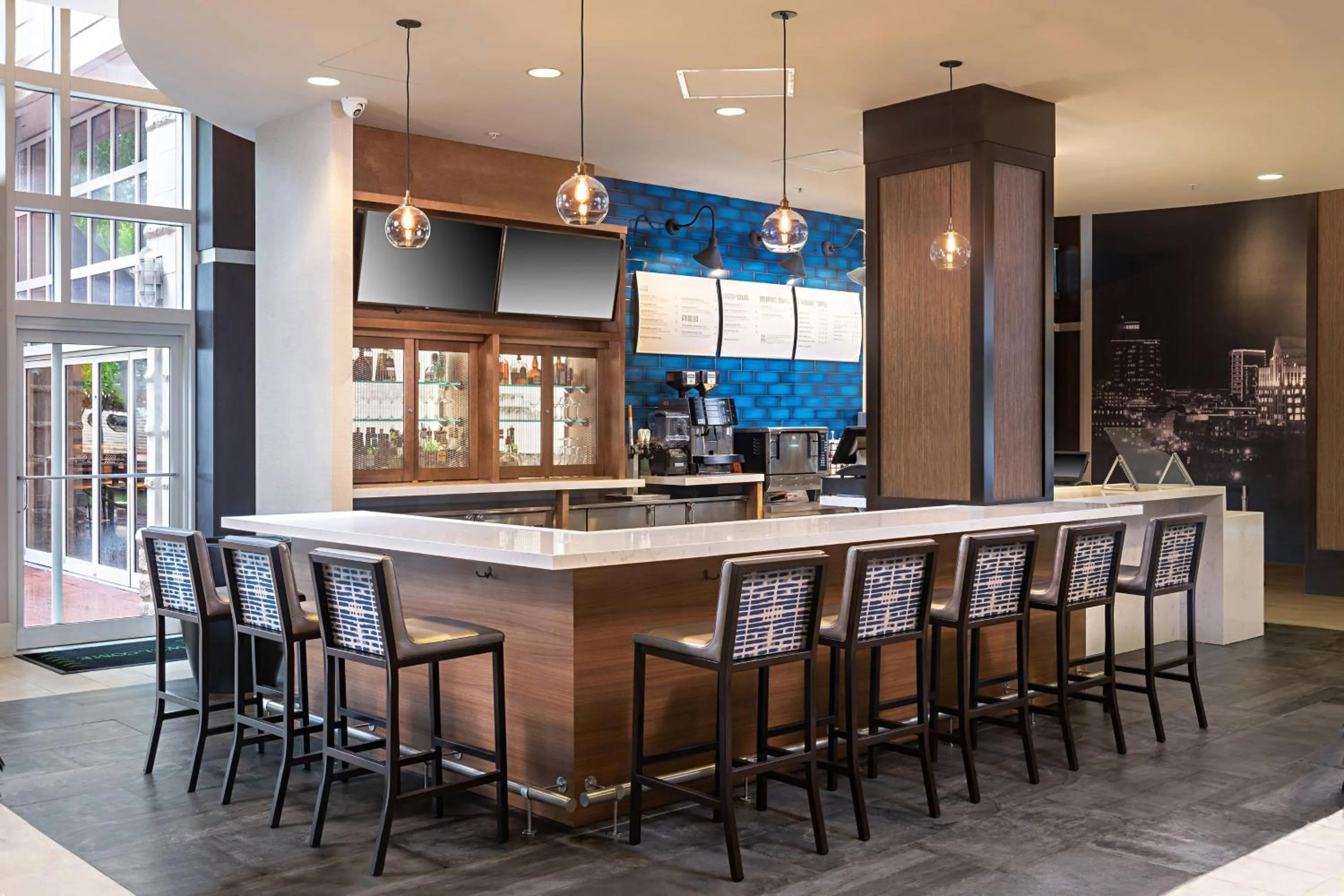 Lounge or bar in Courtyard by Marriott Greenville Downtown