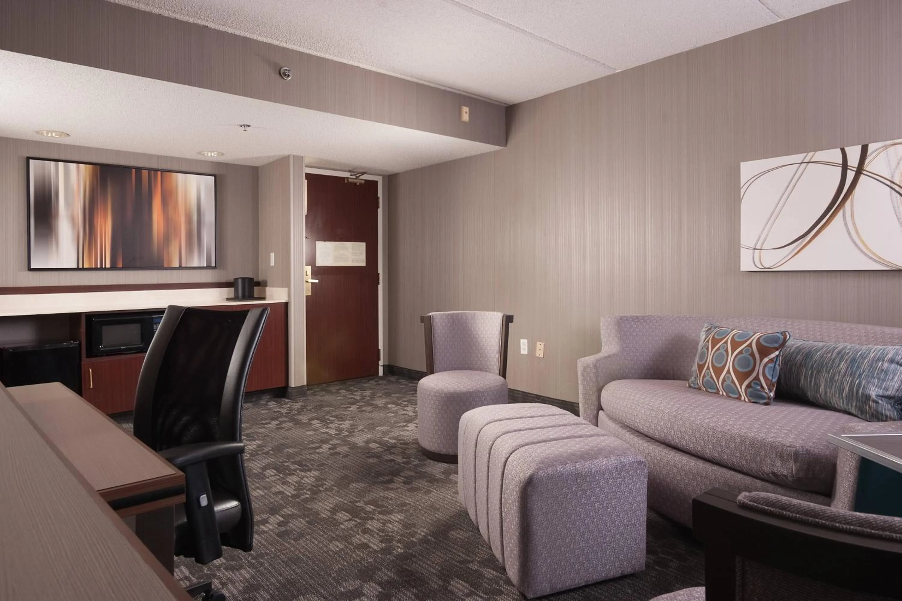 Living room in Courtyard Greenville-Spartanburg Airport