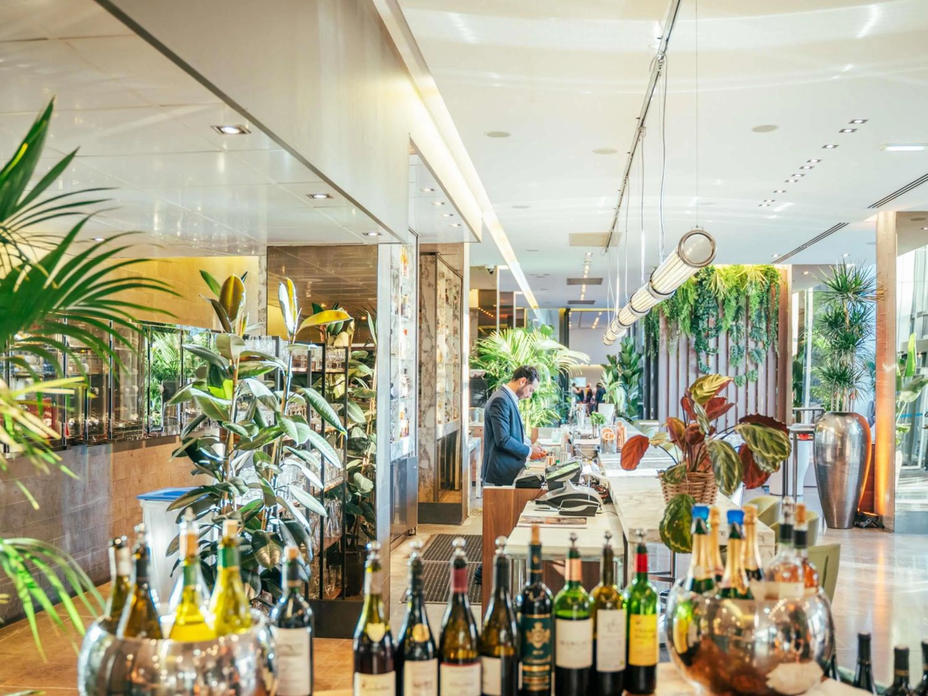 Lounge or bar in Pullman Paris Tour Eiffel