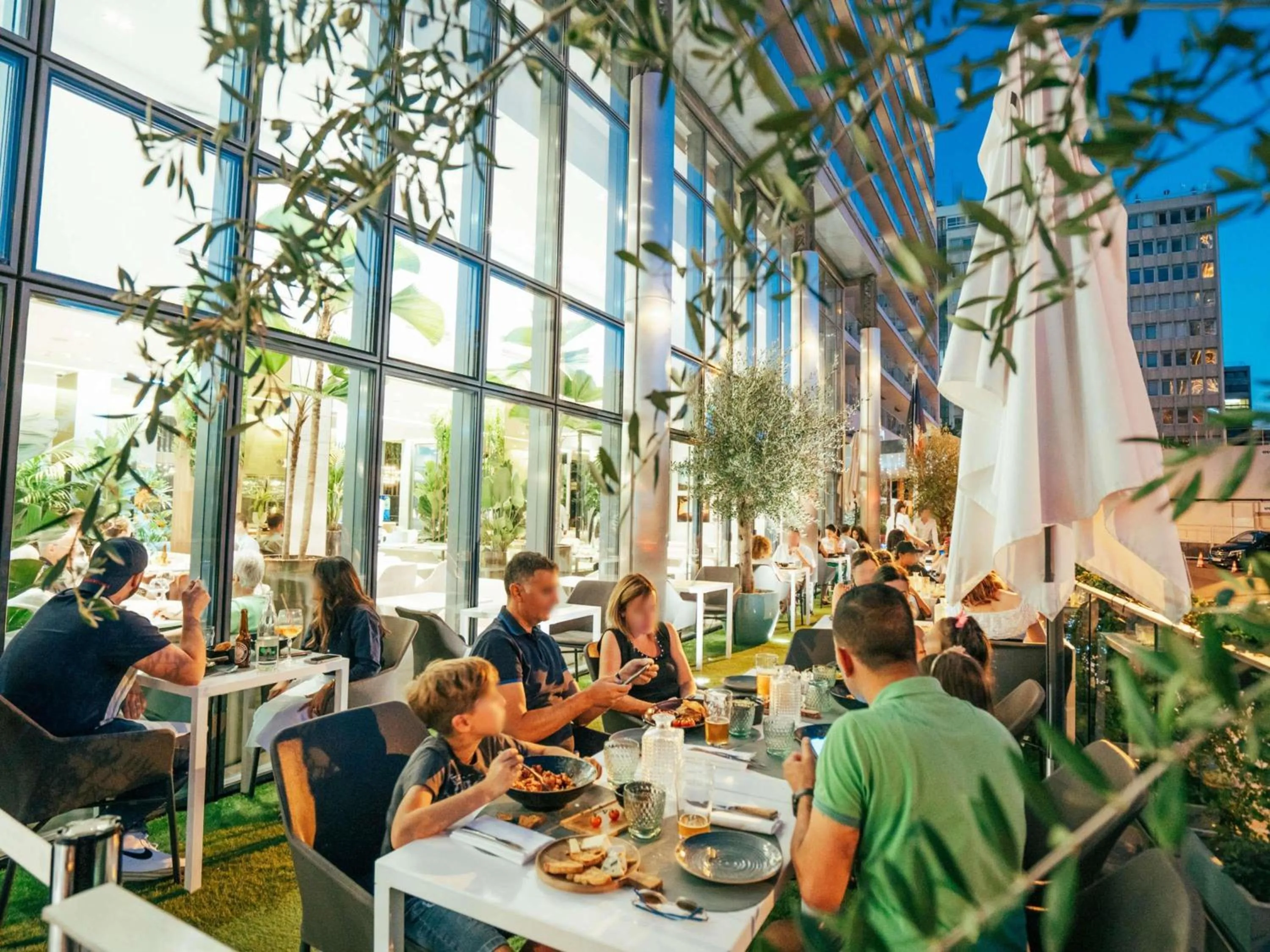 Restaurant/places to eat in Pullman Paris Tour Eiffel