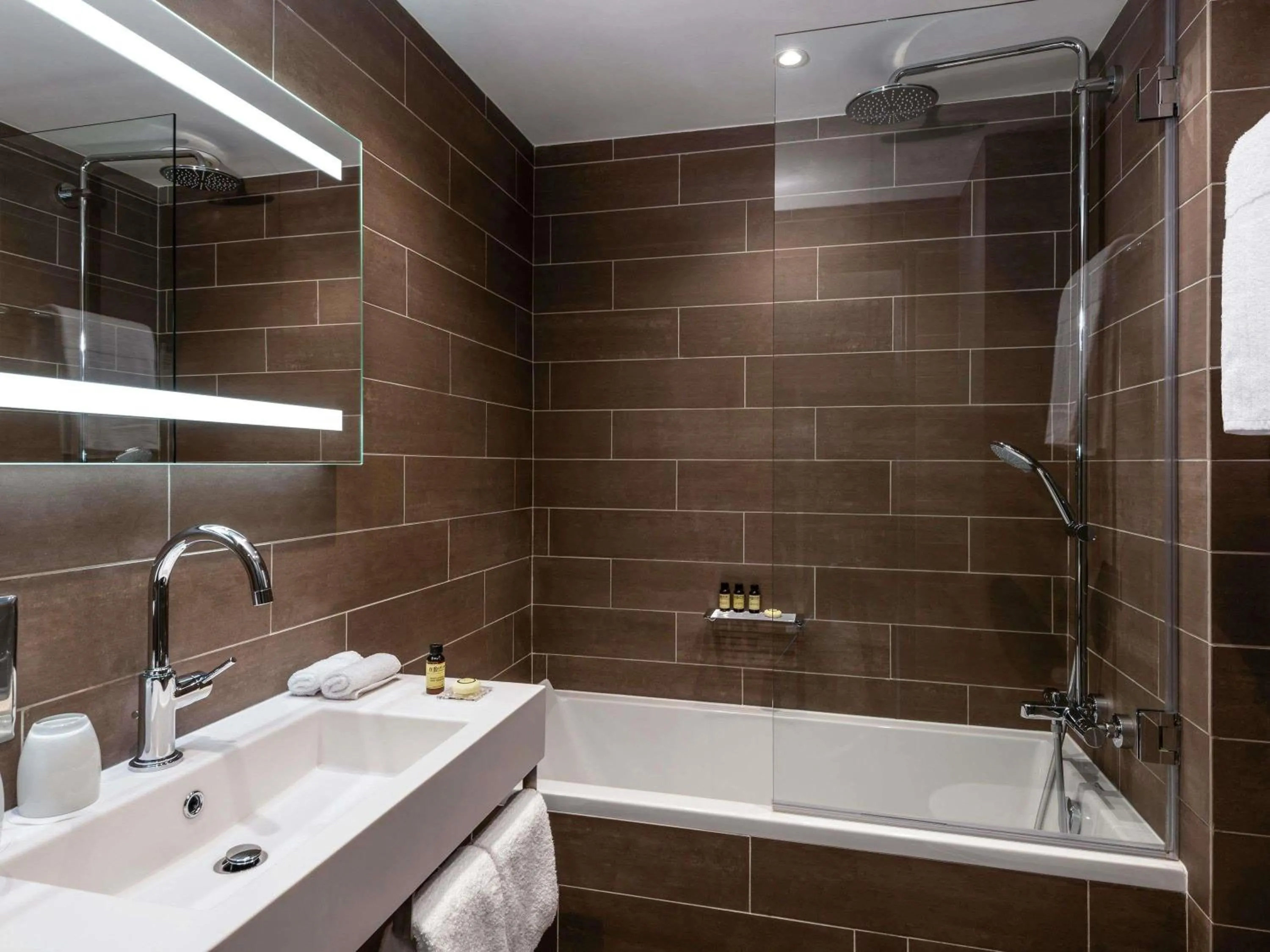 Shower in Pullman Paris Tour Eiffel