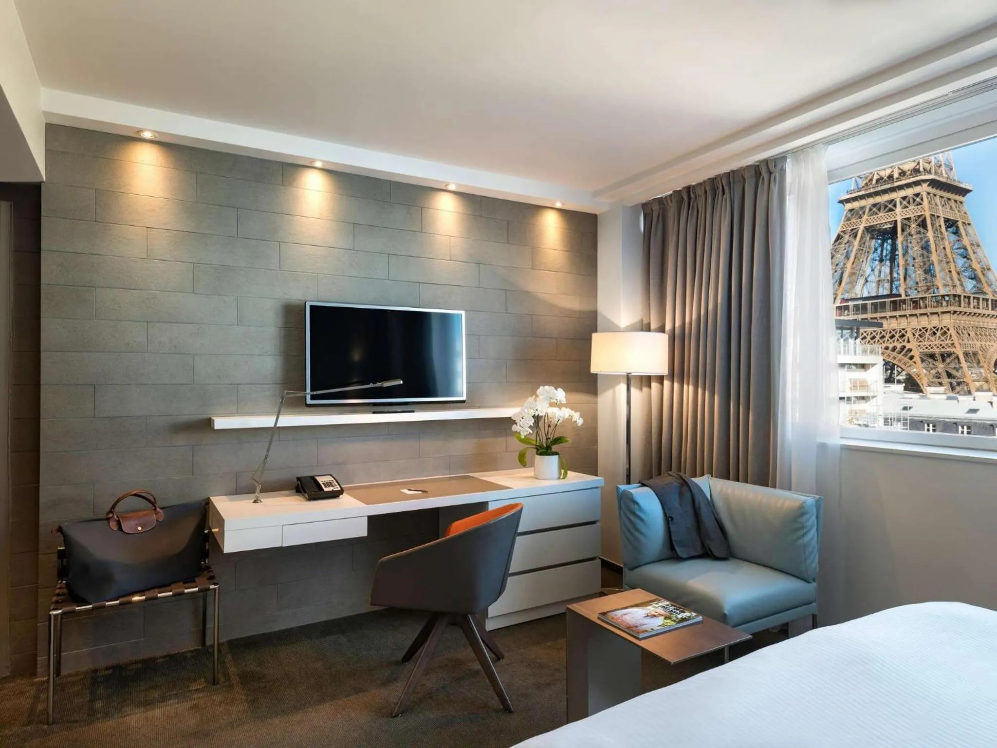 Bed in Pullman Paris Tour Eiffel
