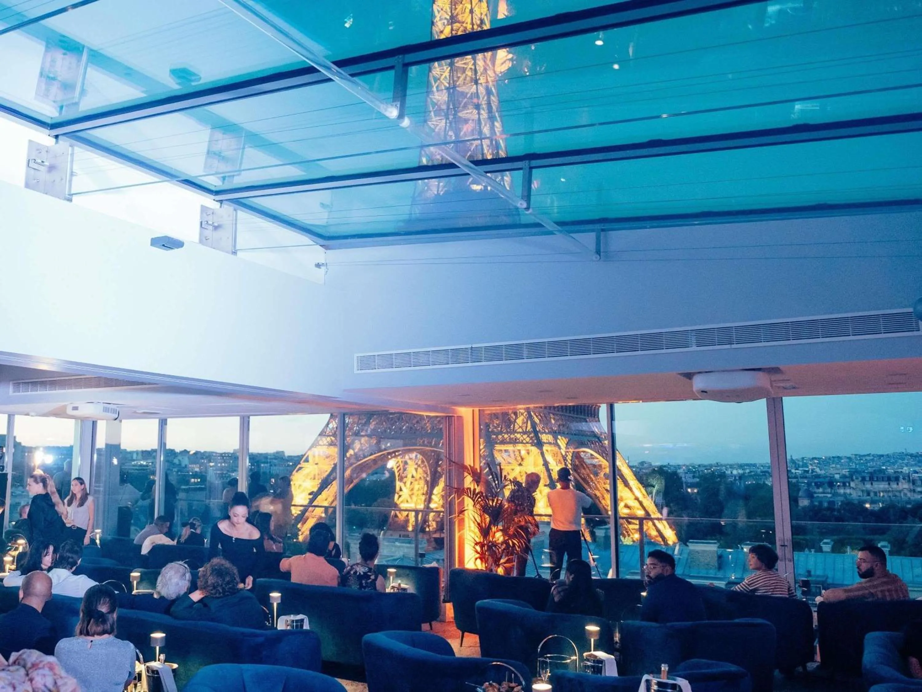 Lounge or bar in Pullman Paris Tour Eiffel