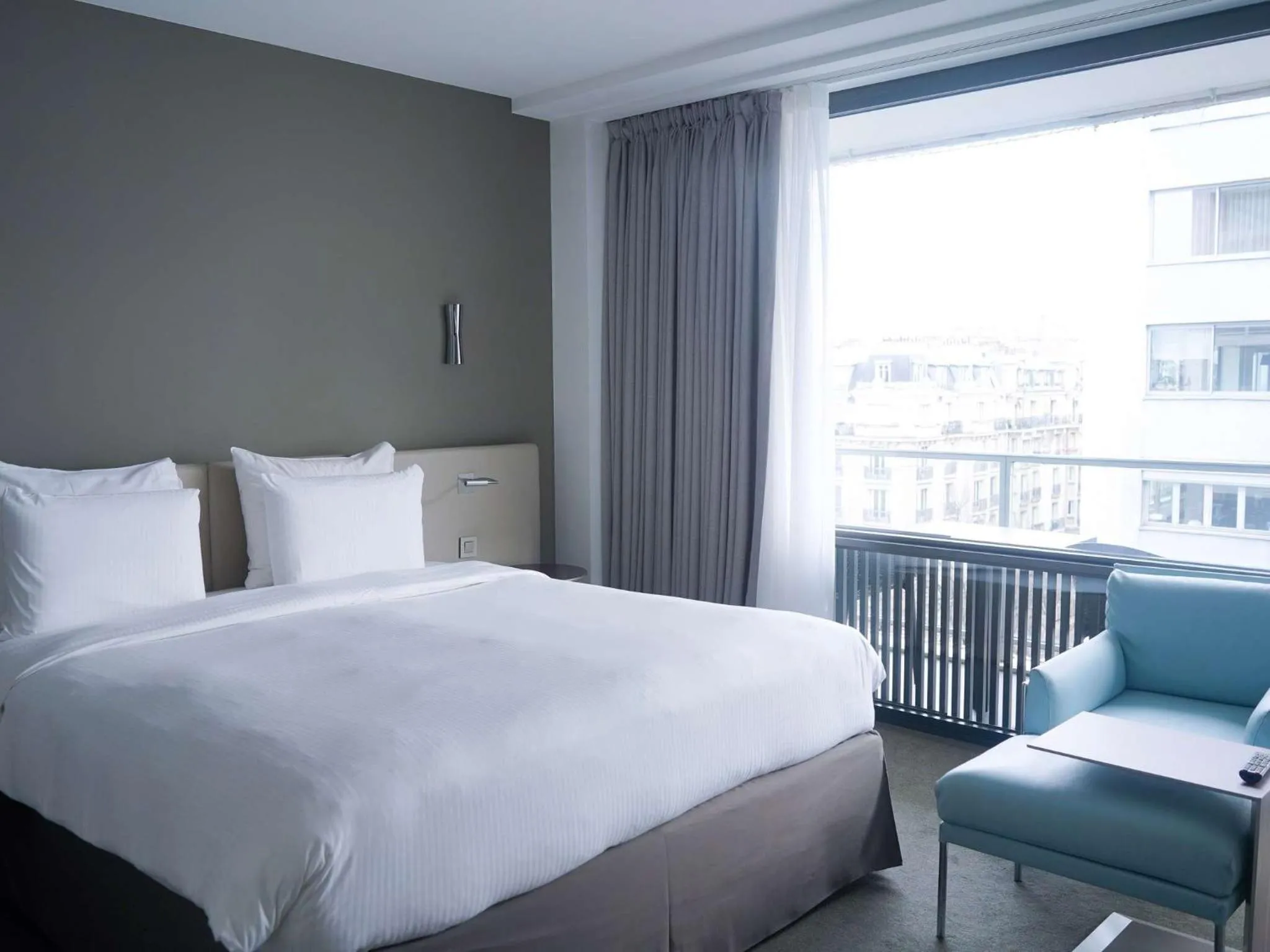 Bed in Pullman Paris Tour Eiffel