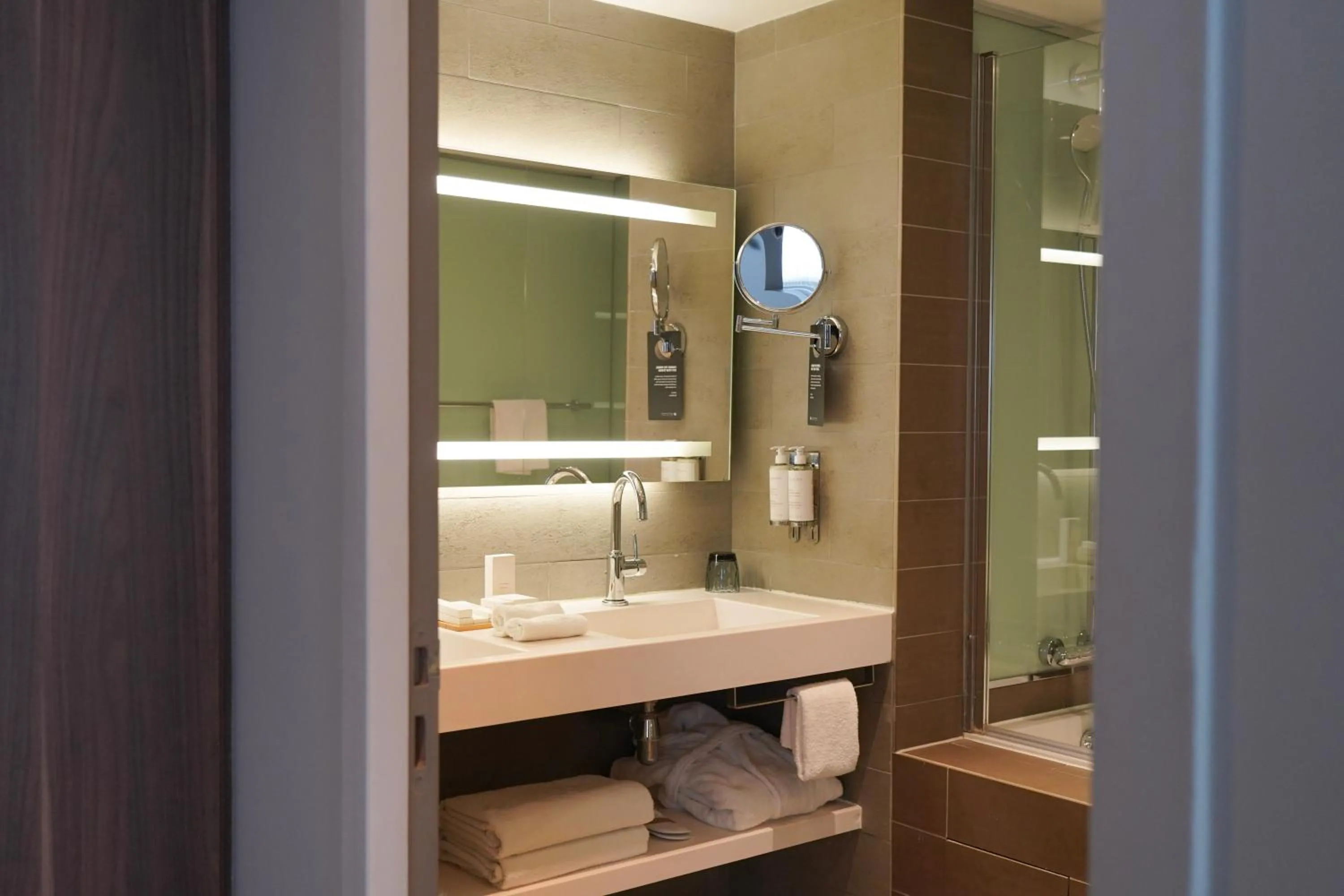 Bathroom in Pullman Paris Tour Eiffel