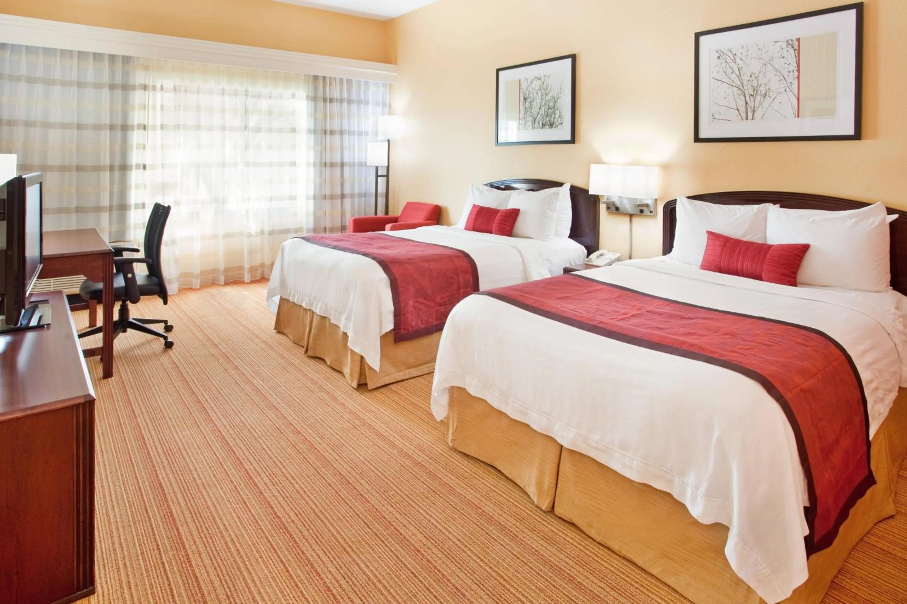 Photo of the whole room, Bed in Courtyard Houston Sugar Land/Stafford