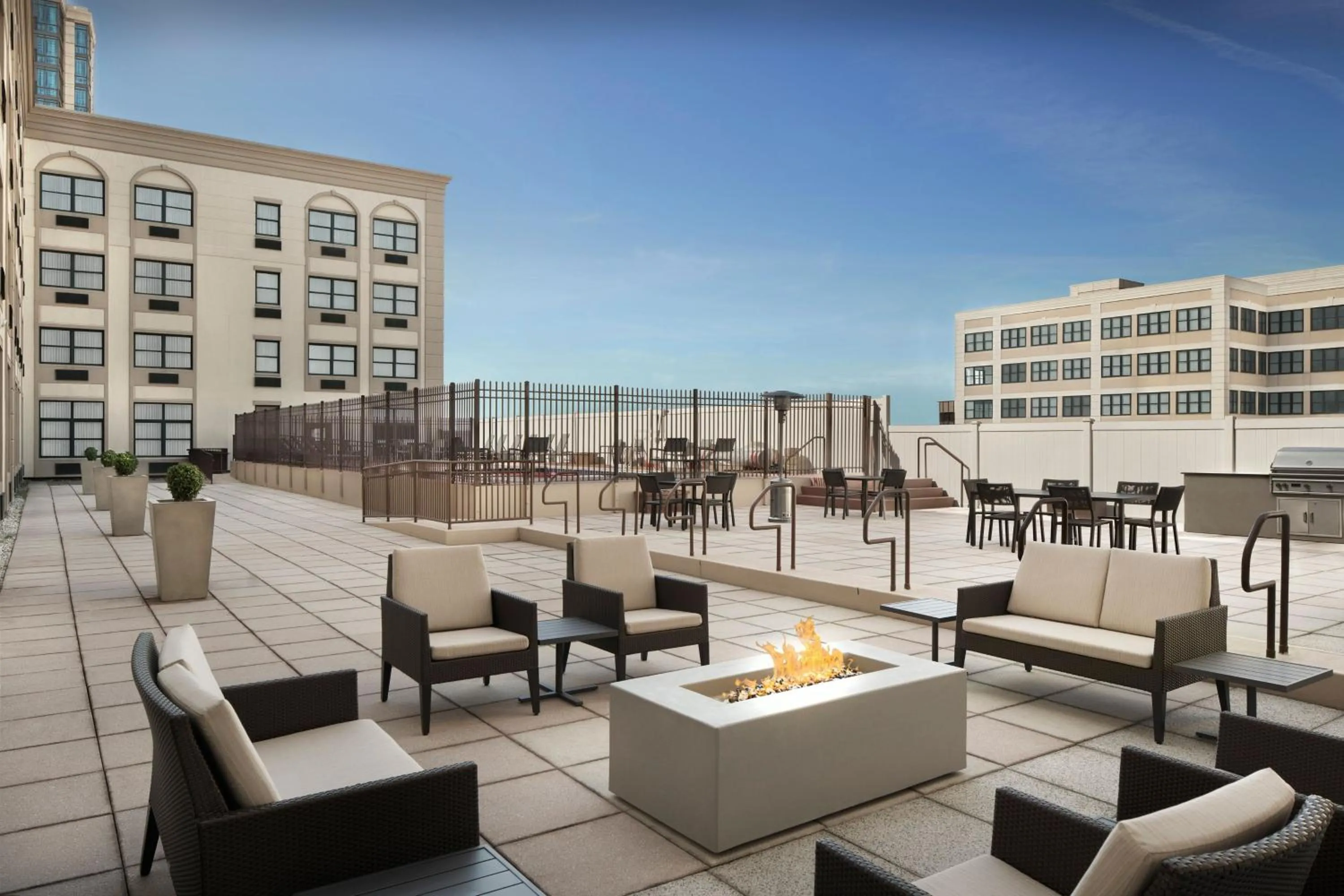 Swimming pool in Residence Inn New Rochelle