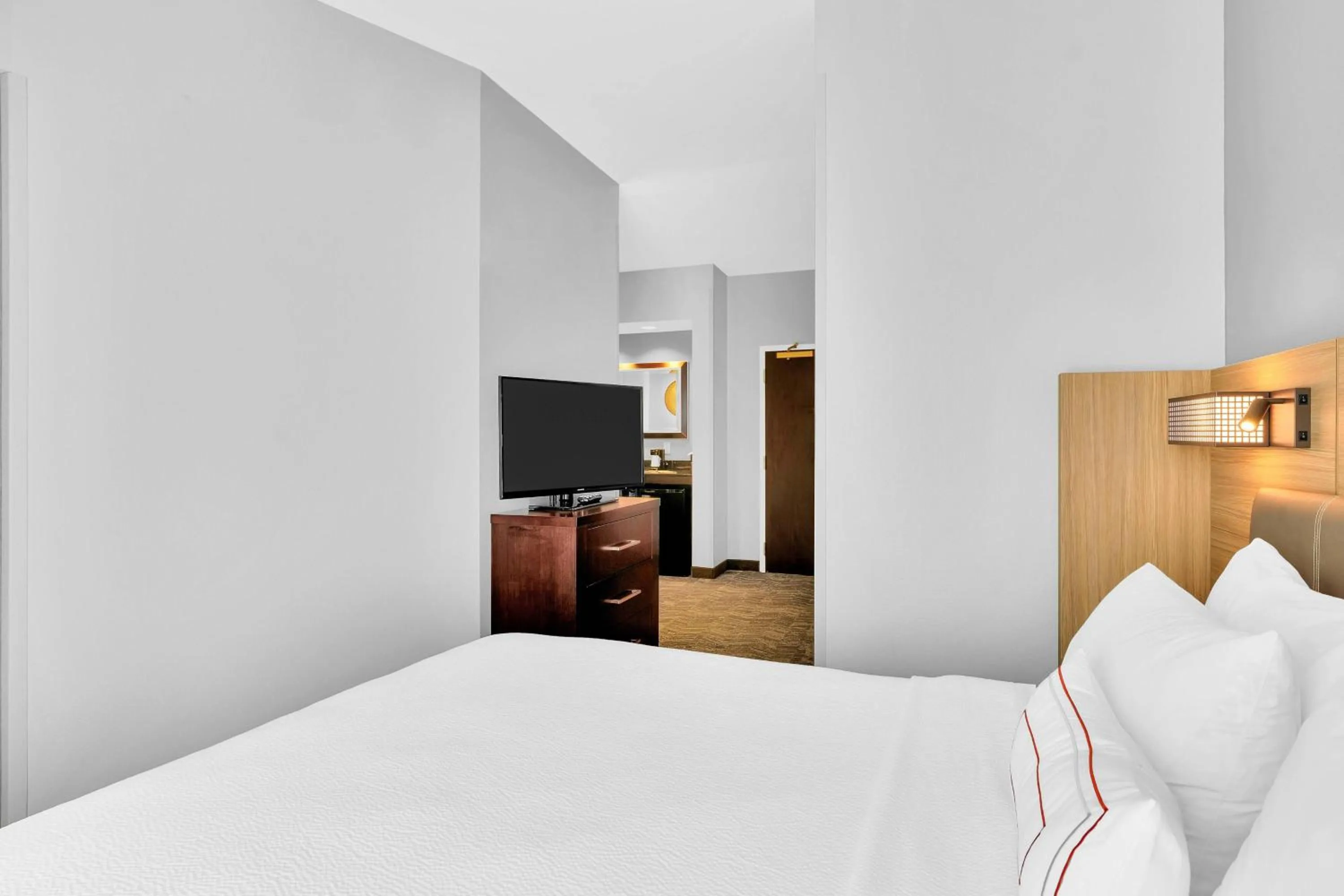 Photo of the whole room, Bed in SpringHill Suites by Marriott Tarrytown Westchester County