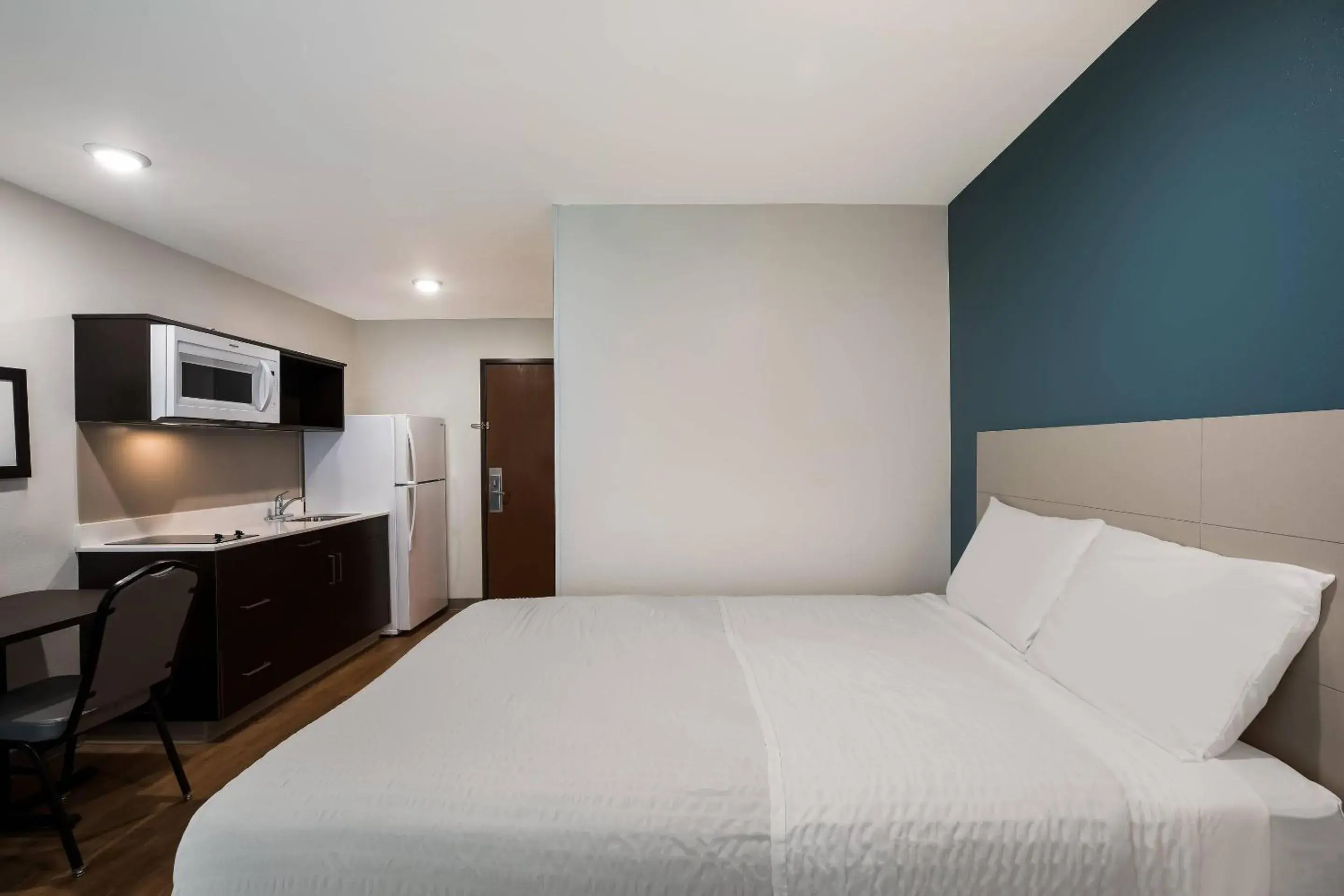 Bedroom, Bed in WoodSpring Suites Orlando West - Clermont Bedroom, Bed in WoodSpring Suites Orlando West - Clermont