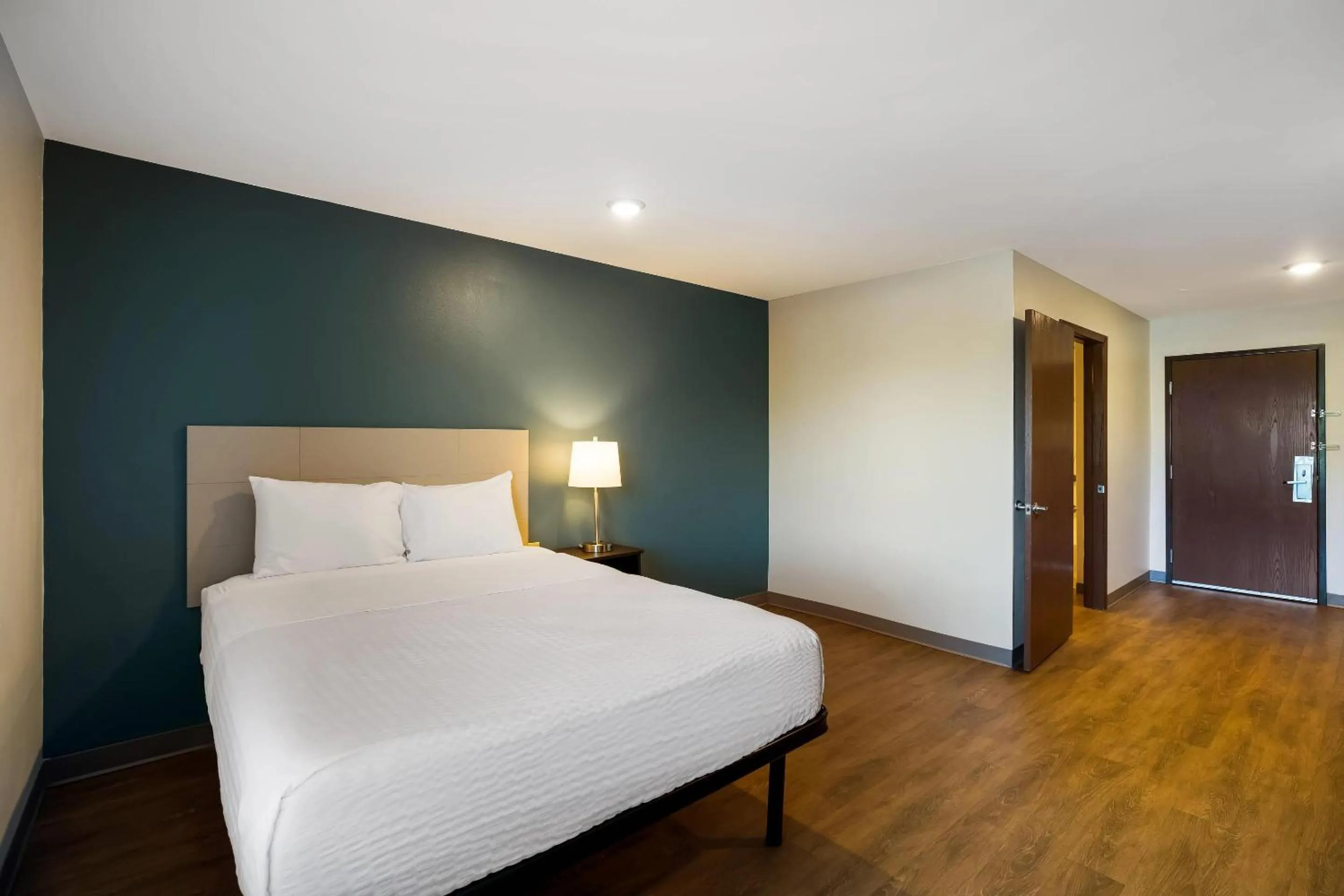 Bed in WoodSpring Suites Orlando West - Clermont