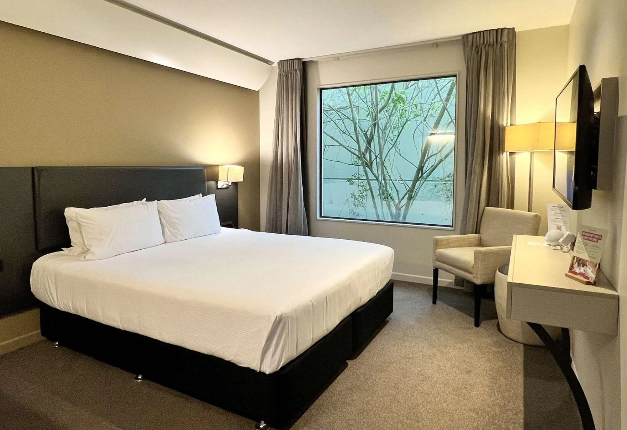 Bedroom, Bed in Sudima Auckland Airport