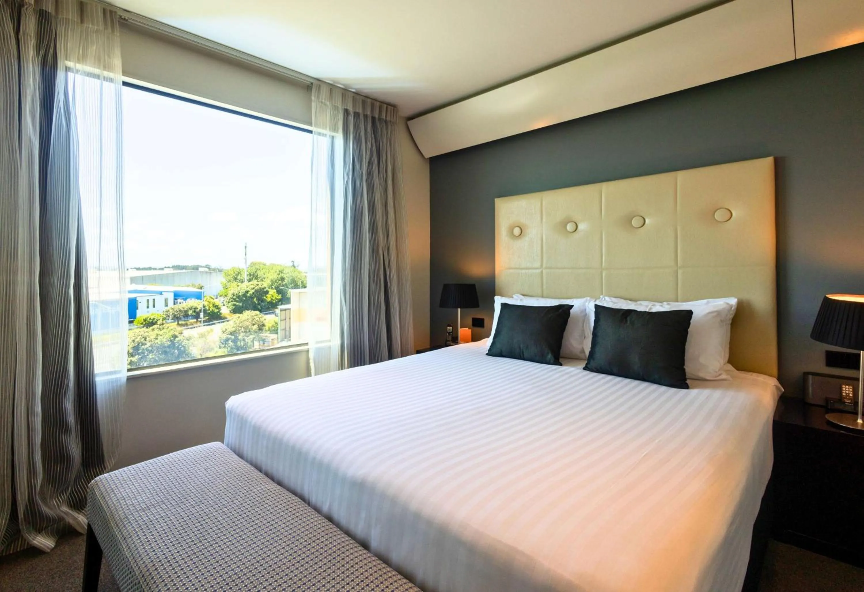 Photo of the whole room, Bed in Sudima Auckland Airport