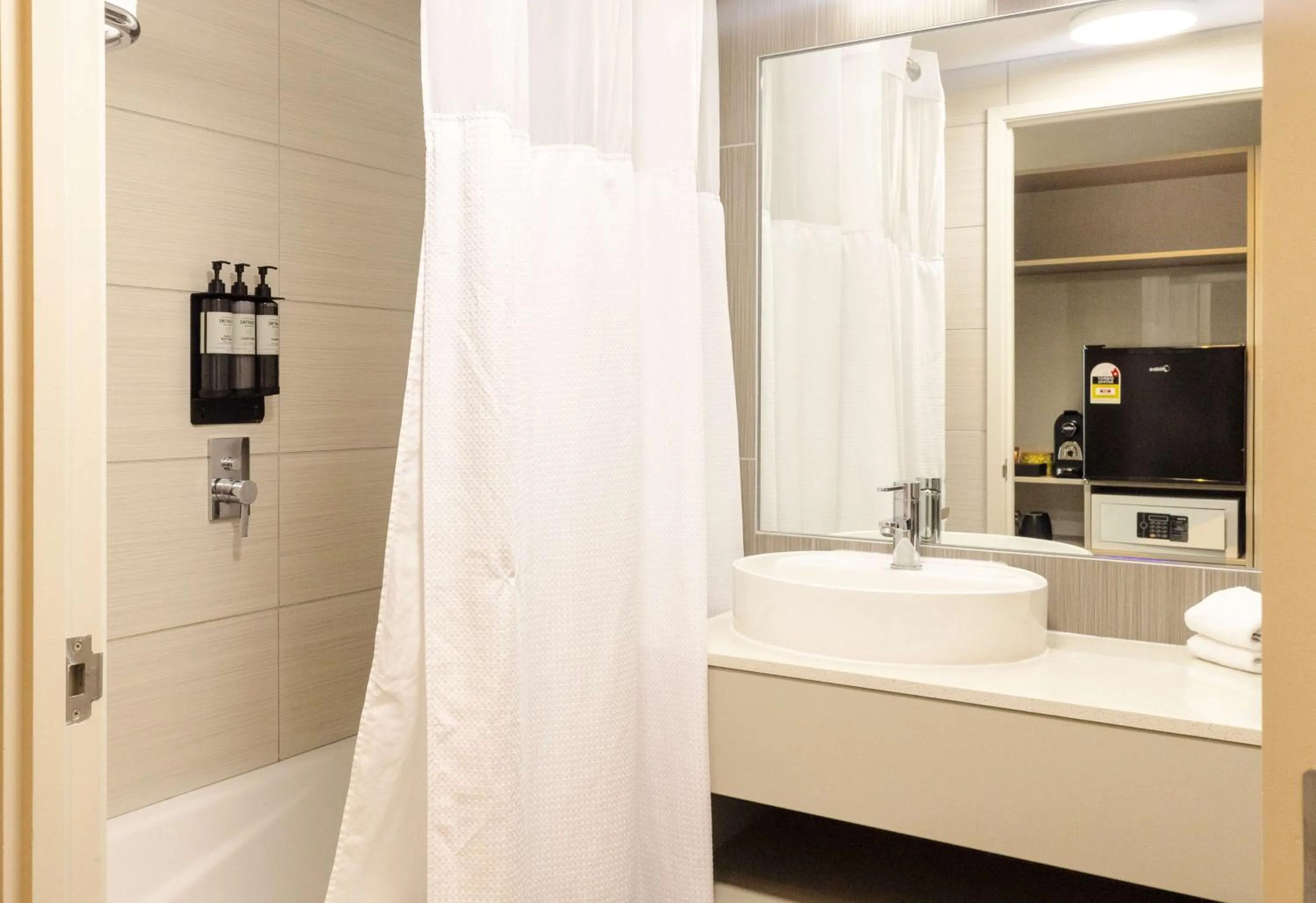 Bathroom in Sudima Auckland Airport