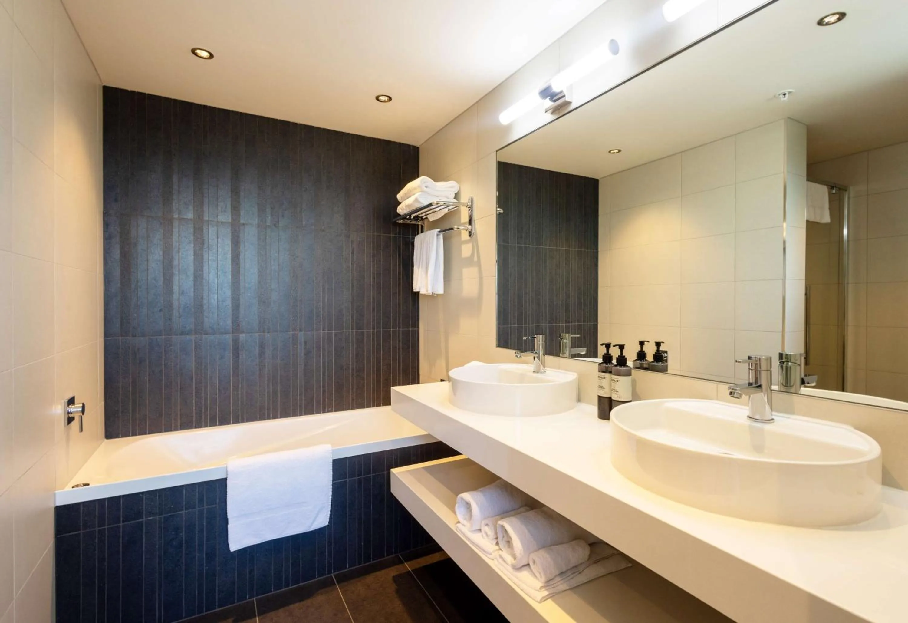 Bathroom in Sudima Auckland Airport