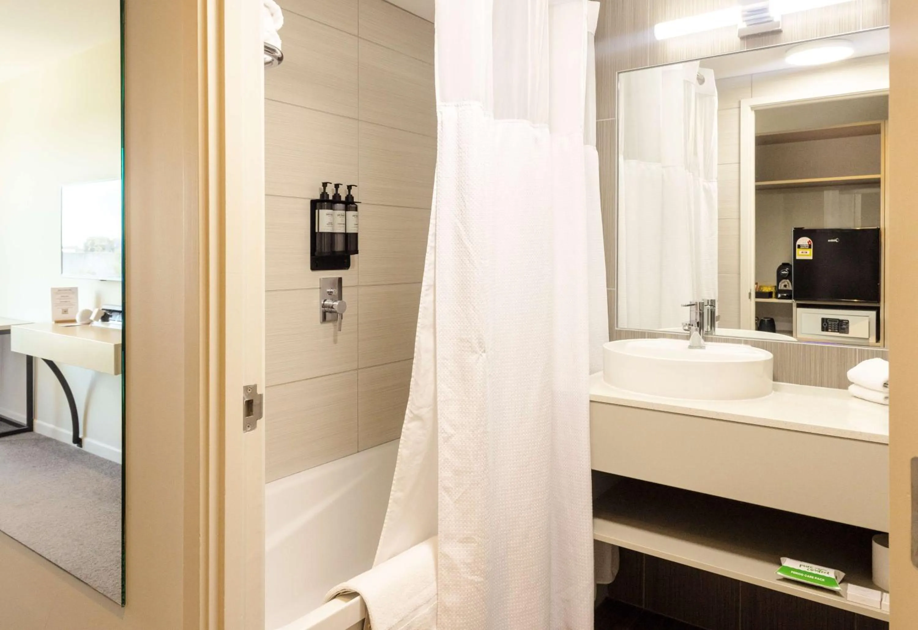 Bathroom in Sudima Auckland Airport