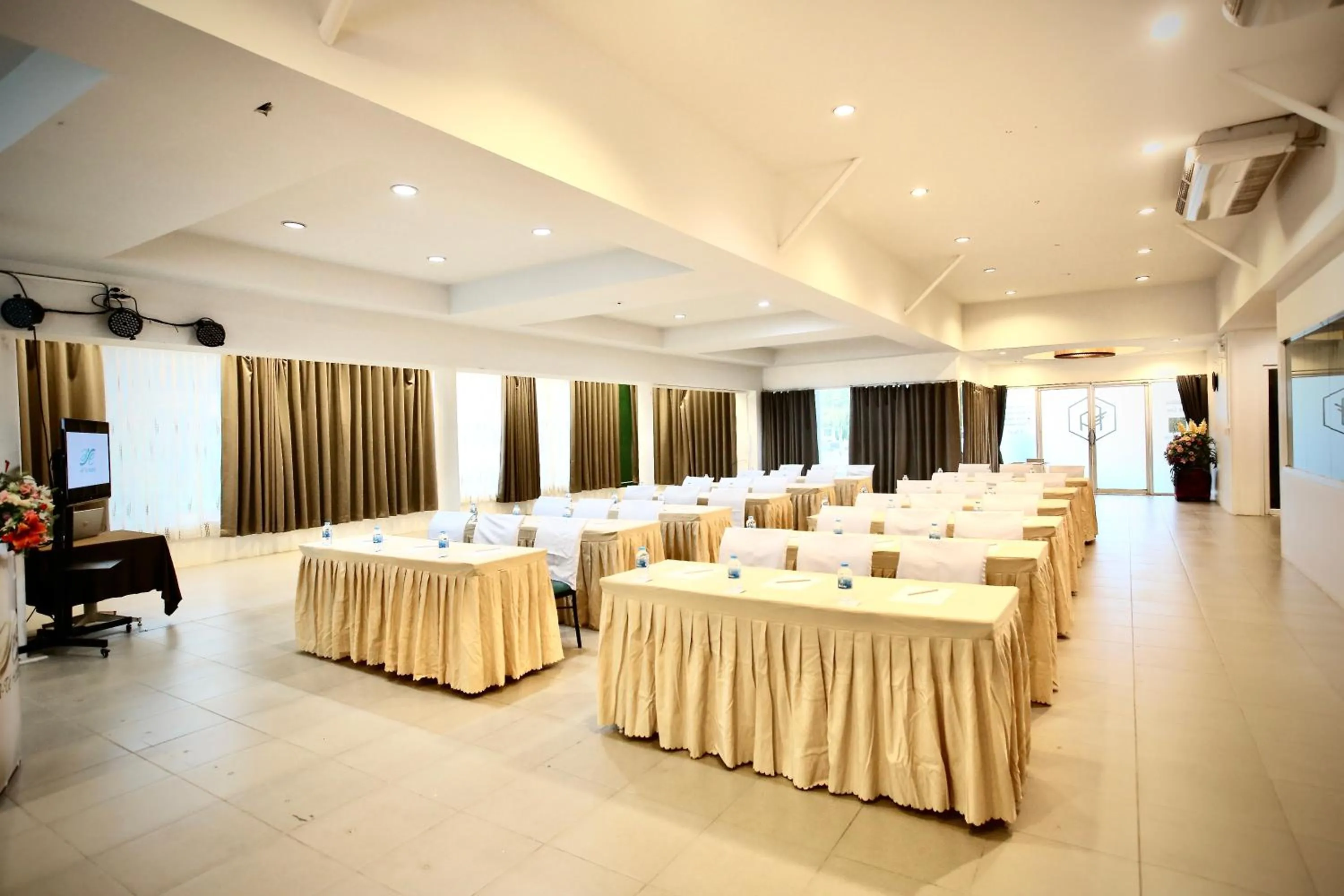 Meeting/conference room in A-Te Chumphon Hotel - SHA Plus