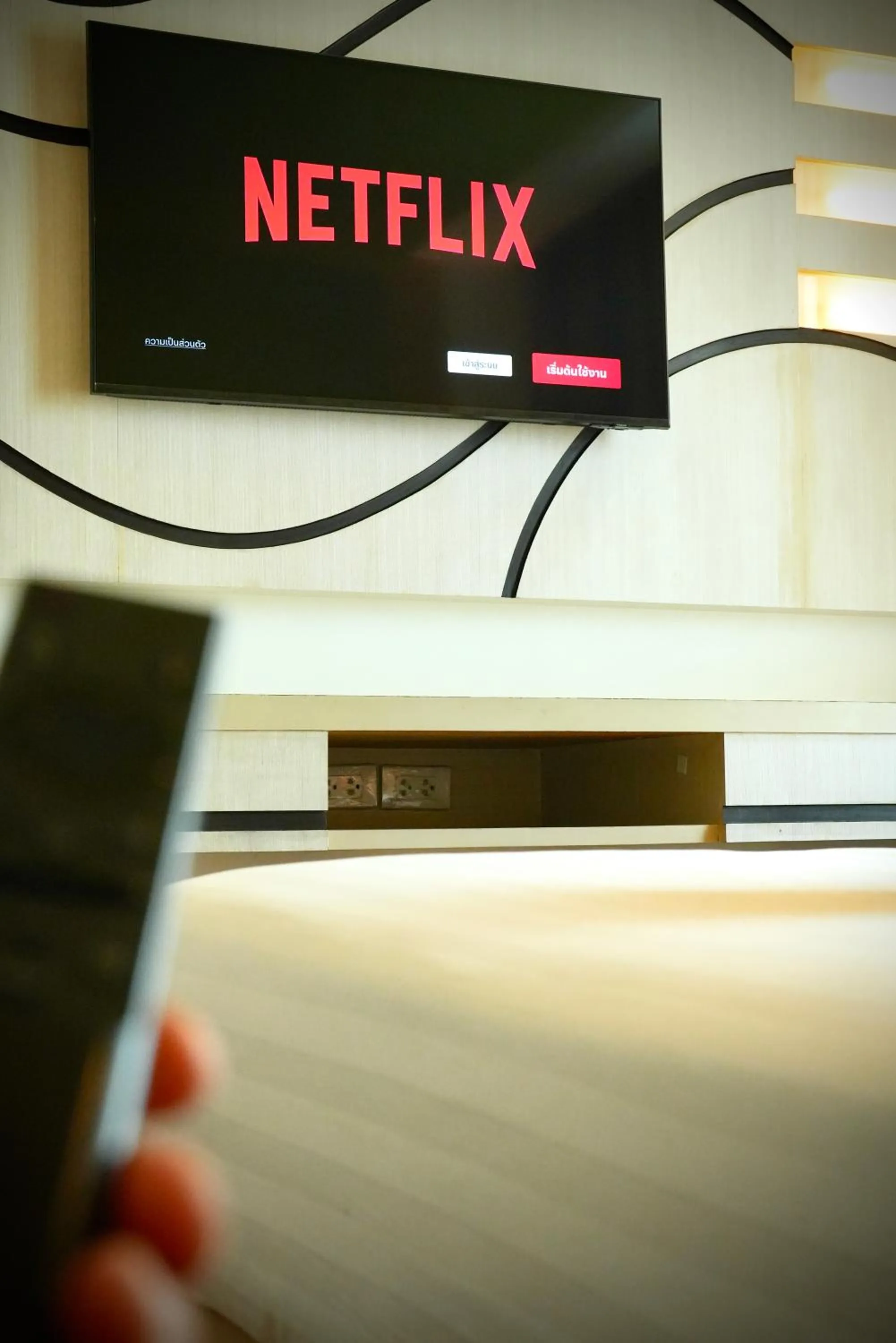 Communal lounge/ TV room in A-Te Chumphon Hotel - SHA Plus