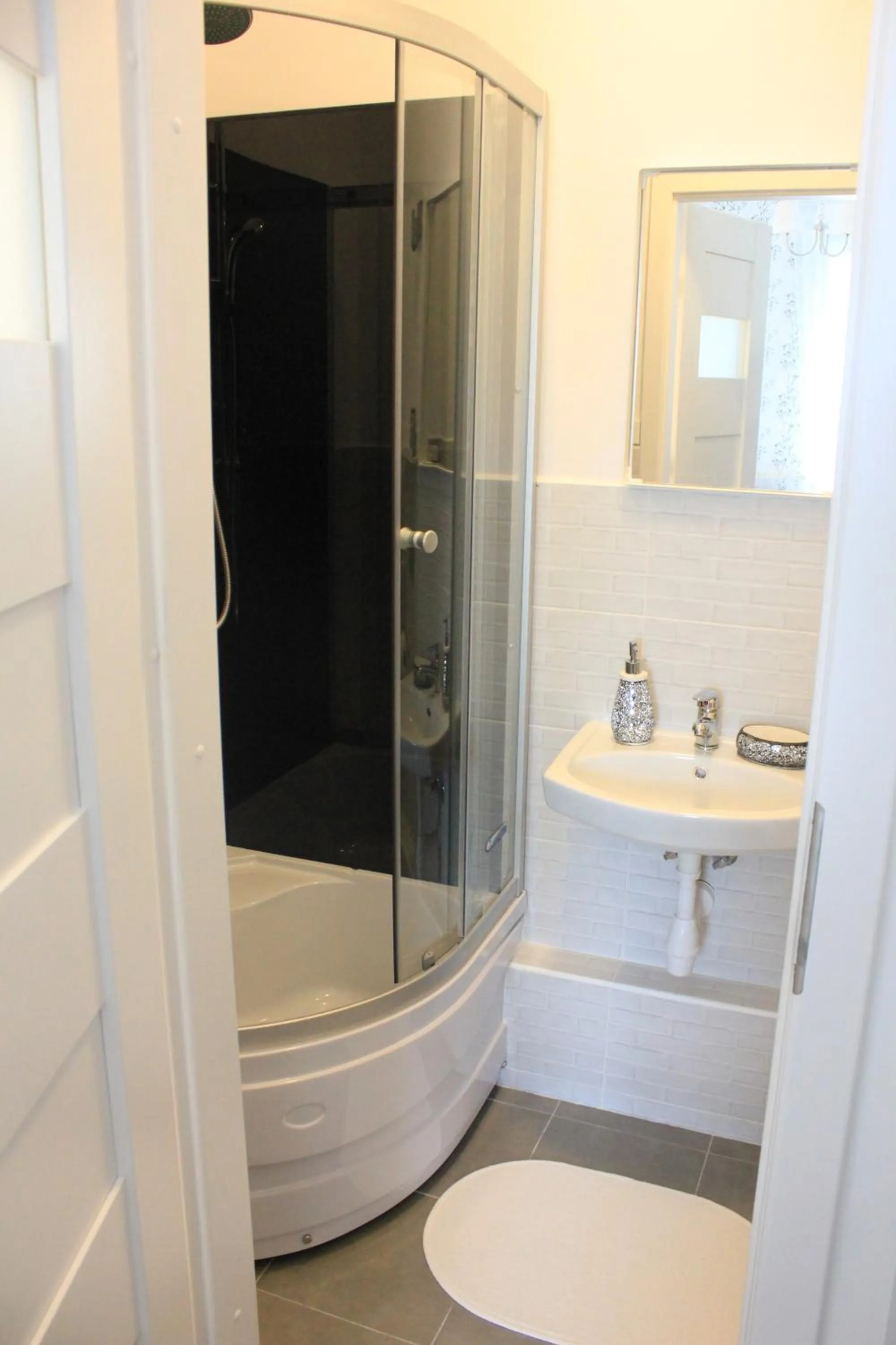 Shower in Kolorowa Guest Rooms