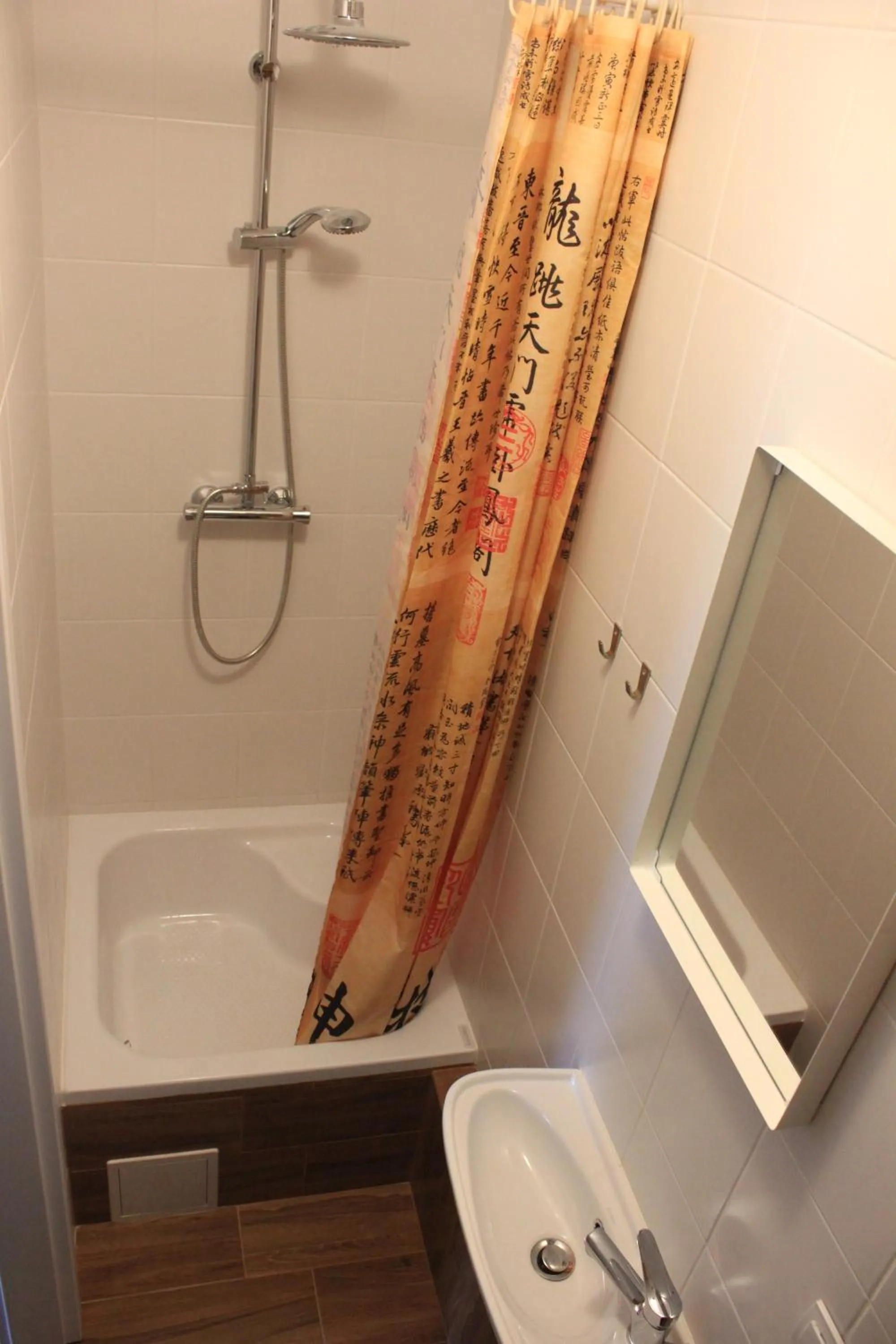 Shower in Kolorowa Guest Rooms