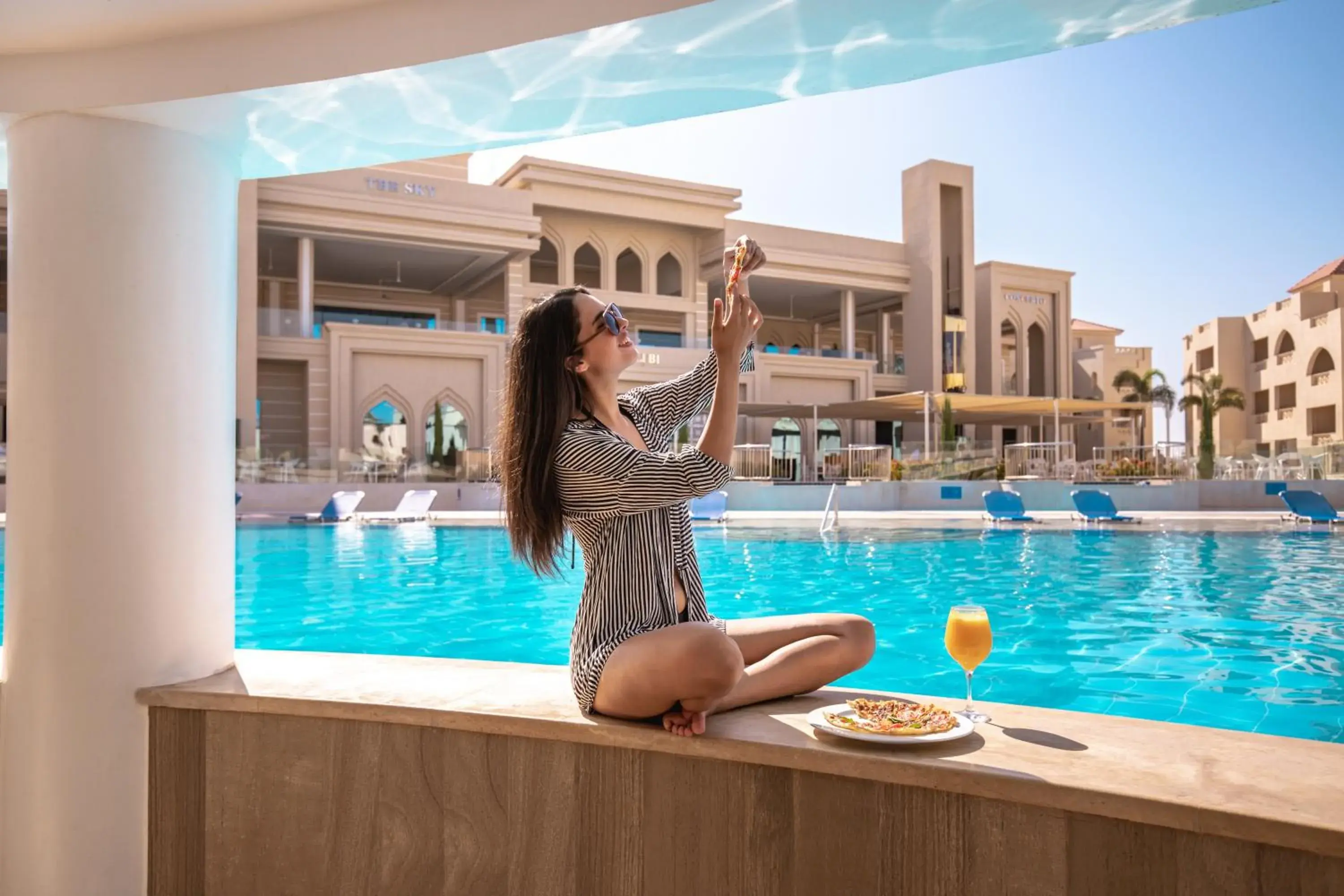 Lounge or bar, Swimming Pool in Pickalbatros Aqua Blu Resort - Hurghada