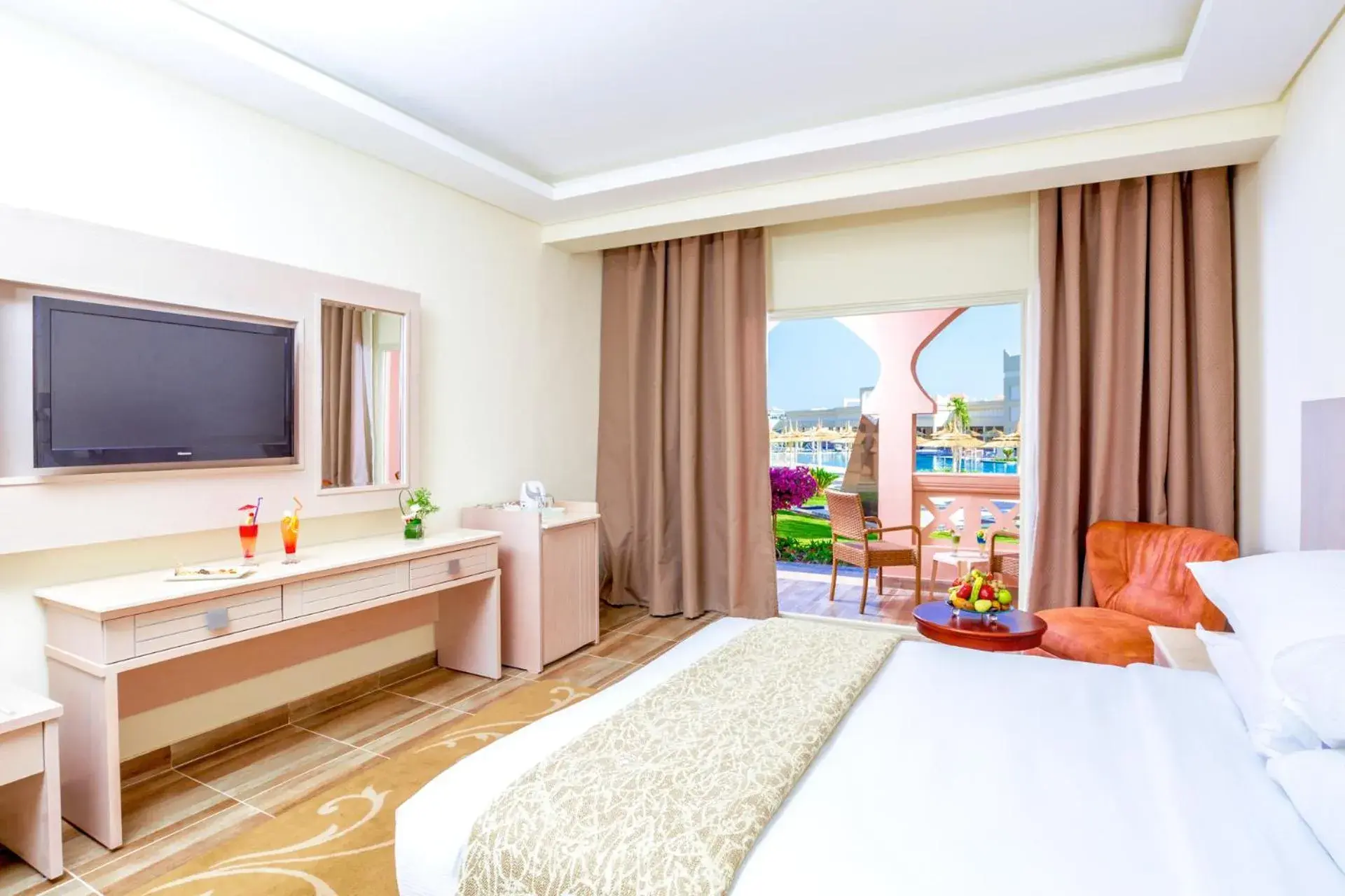 Bedroom, Bed in Pickalbatros Aqua Blu Resort - Hurghada