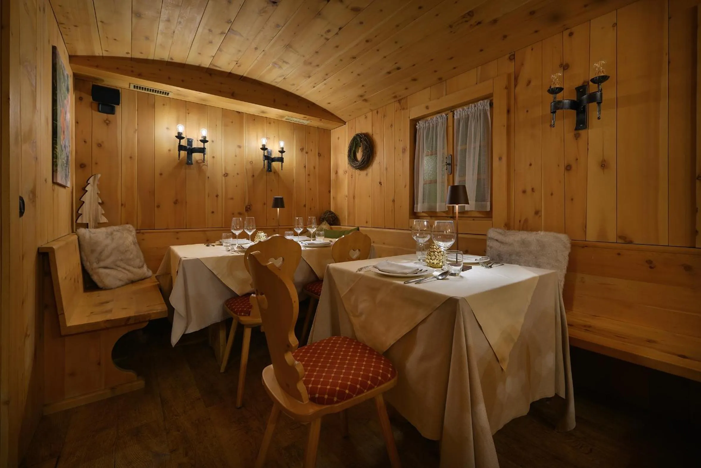 Restaurant/places to eat in Hotel Primula