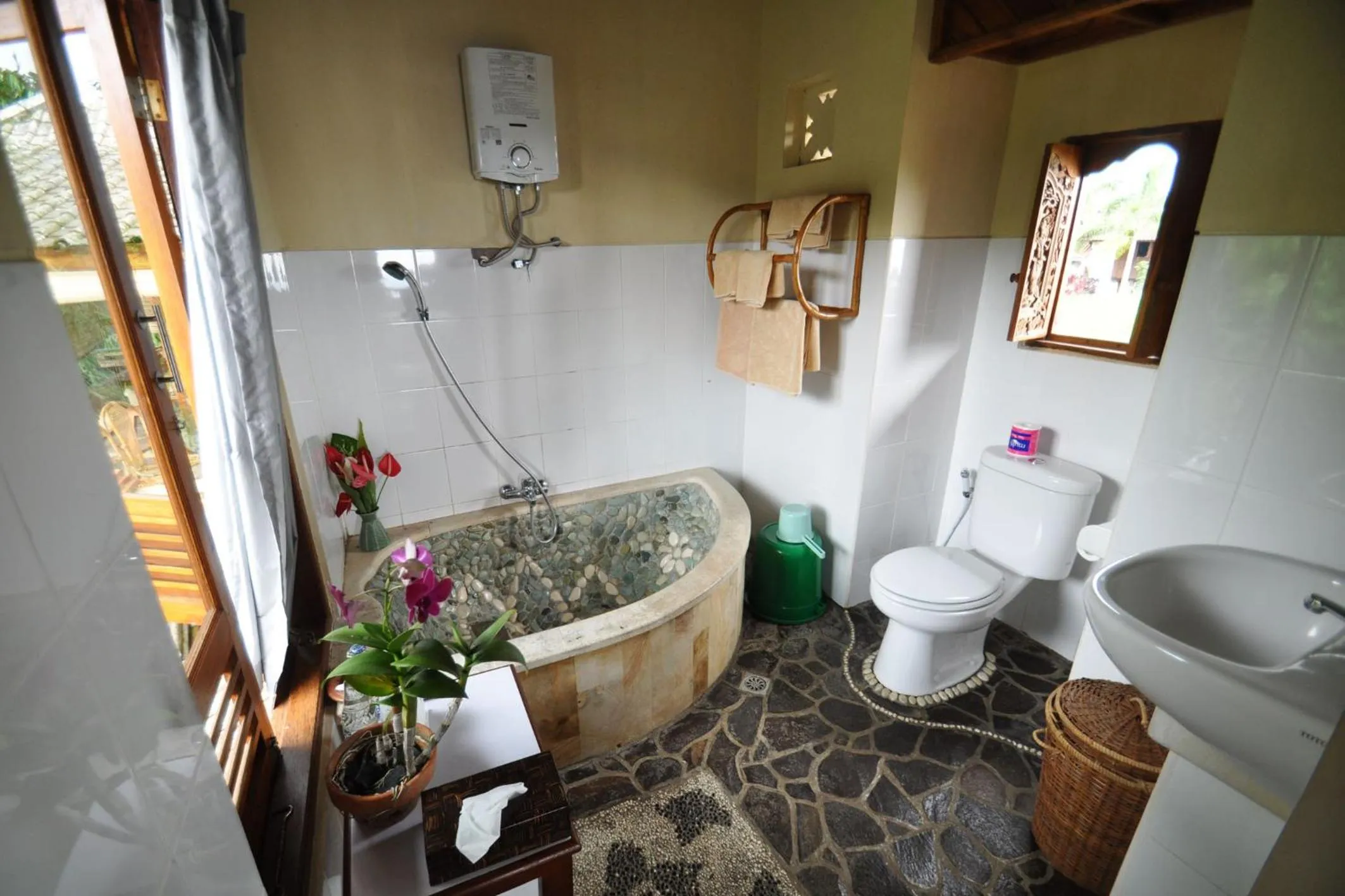 Bathroom in Puri Lumbung Cottages Restaurant & Spa Munduk