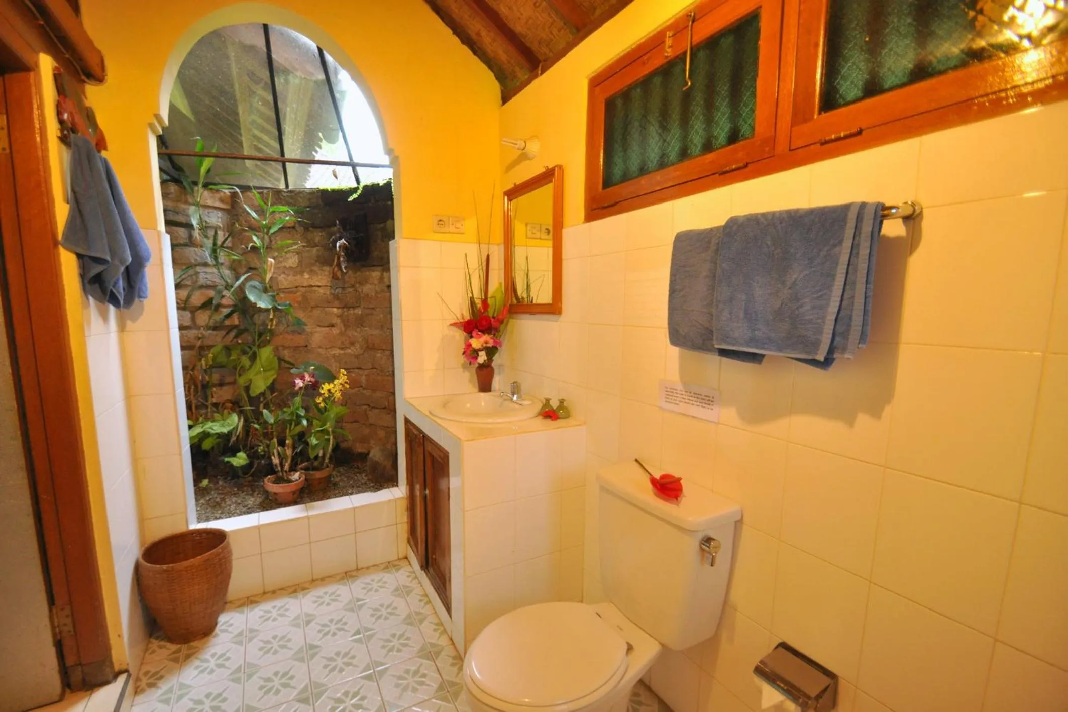 Shower in Puri Lumbung Cottages Restaurant & Spa Munduk