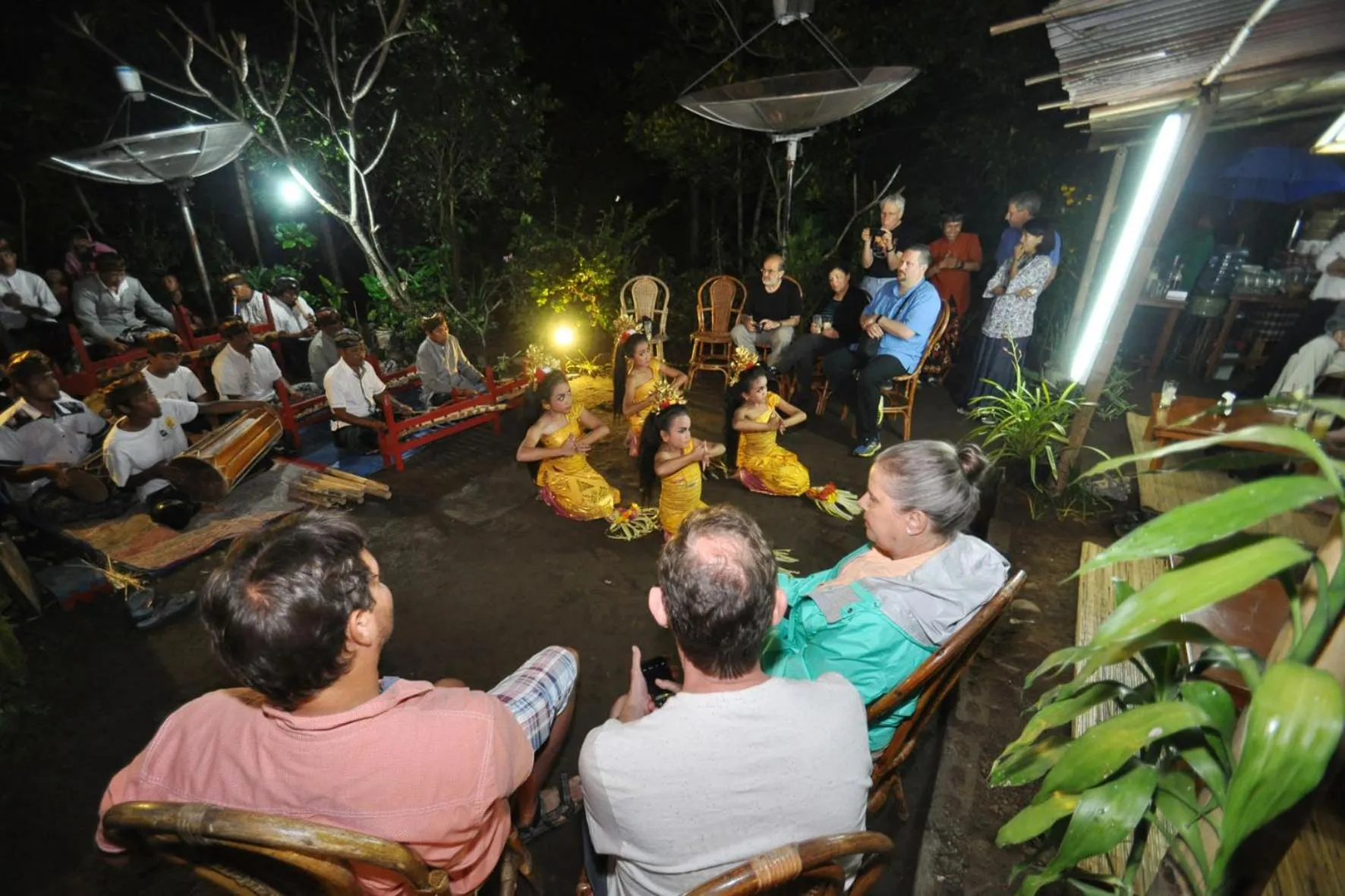 Evening entertainment in Puri Lumbung Cottages Restaurant & Spa Munduk