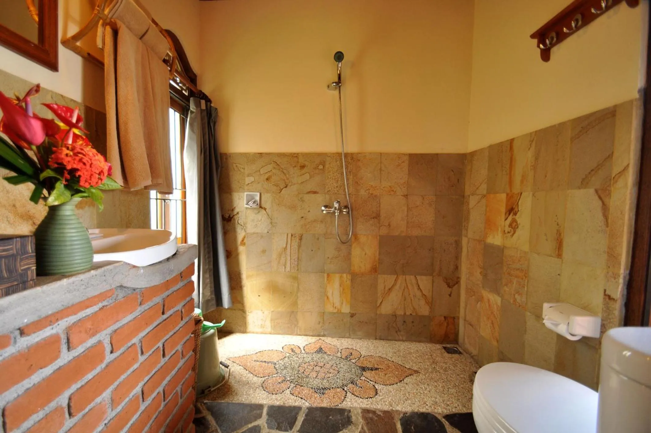 Shower in Puri Lumbung Cottages Restaurant & Spa Munduk