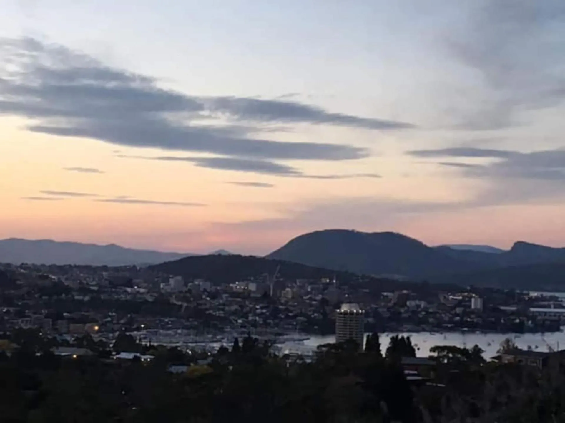 The View 2 bed unit with stunning Hobart outlook