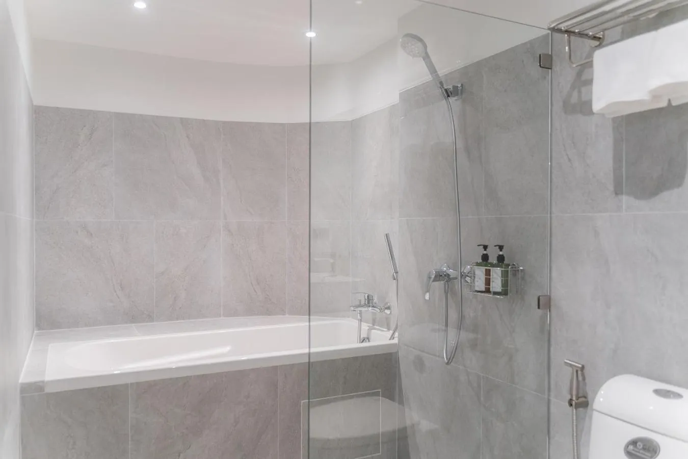 Bath in True Siam Phayathai Hotel