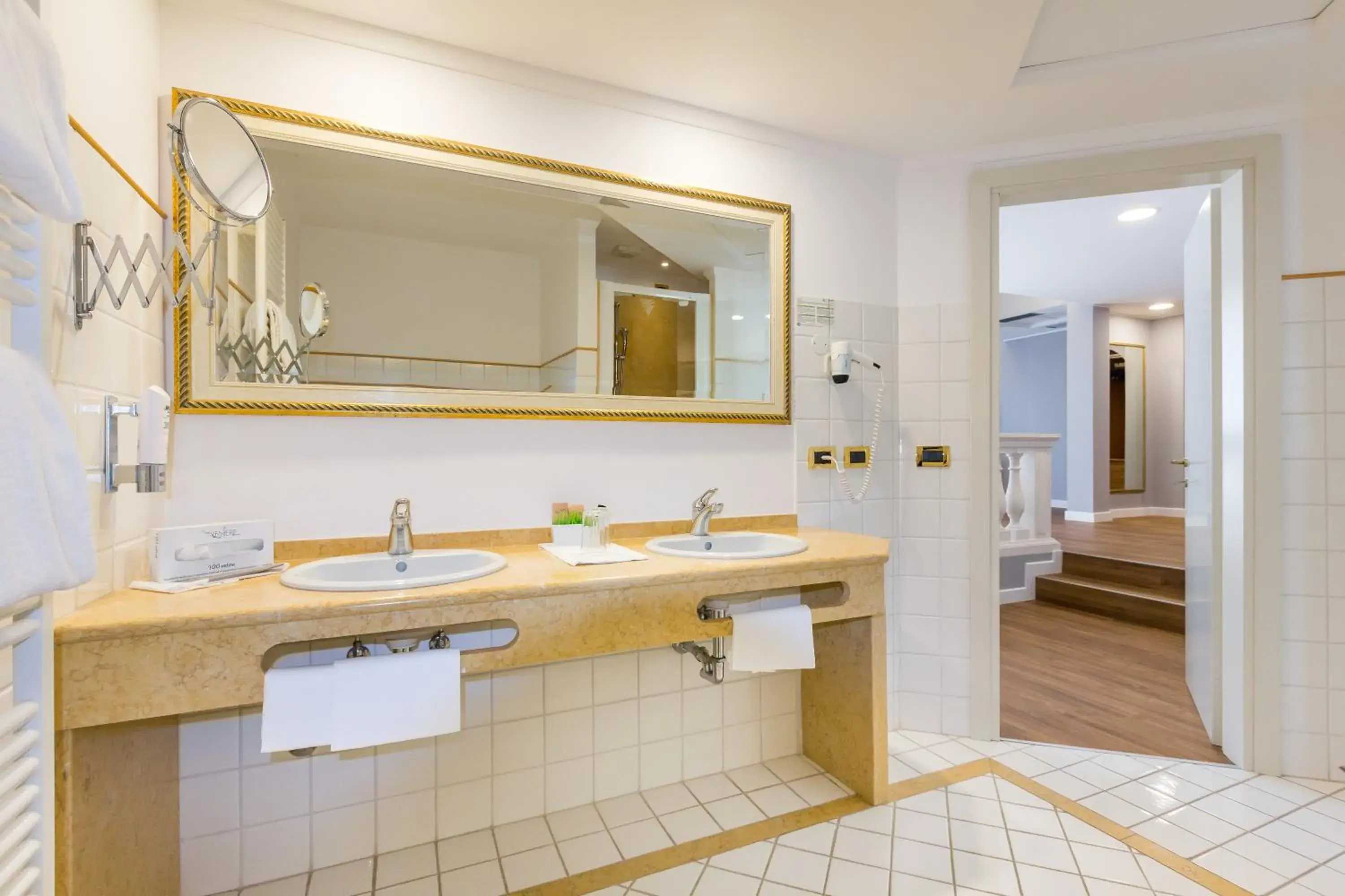 Bathroom in Hotel Terme Leonardo Bathroom in Hotel Terme Leonardo