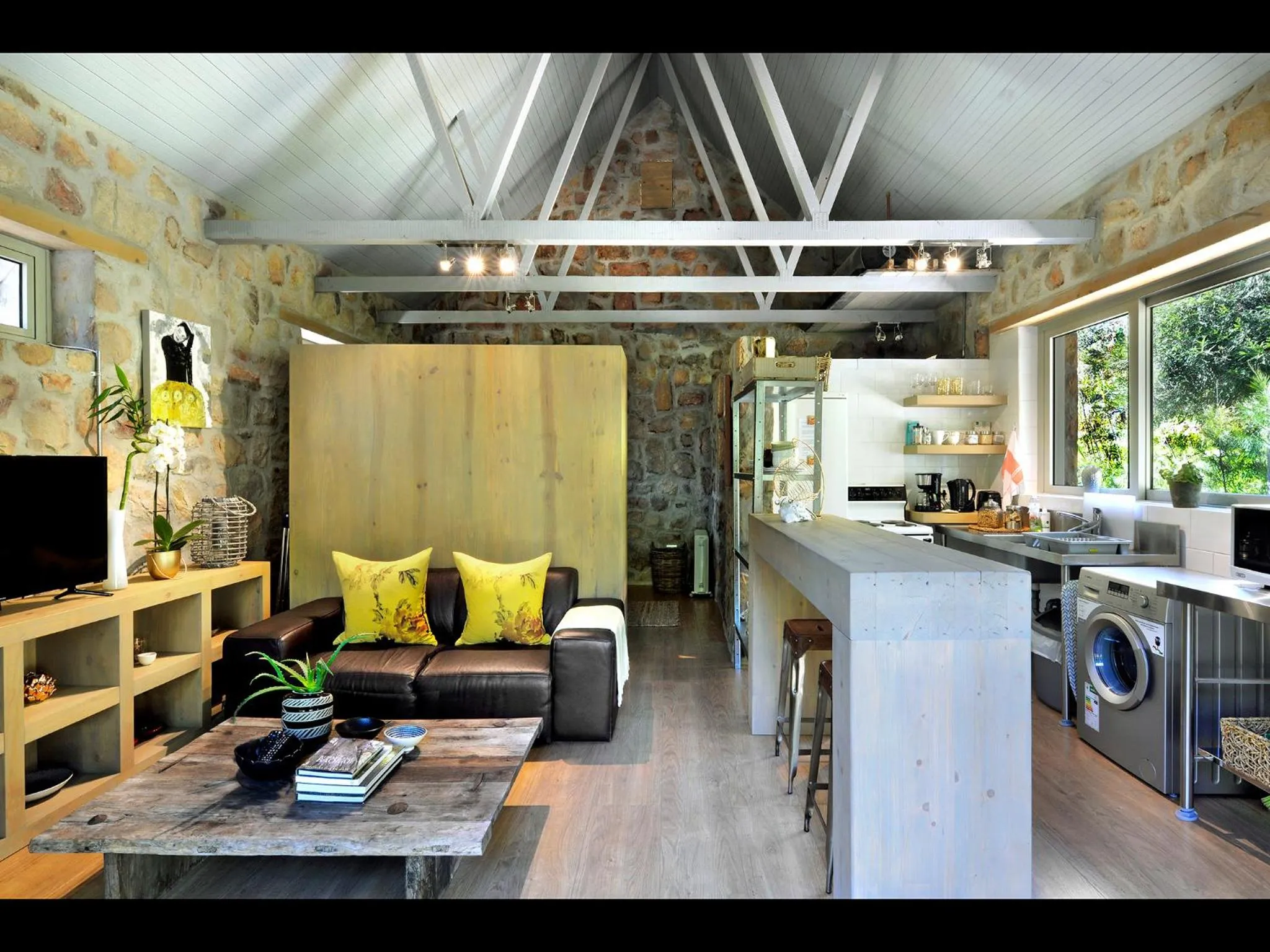 Kitchen or kitchenette in Umami Mountain Retreat