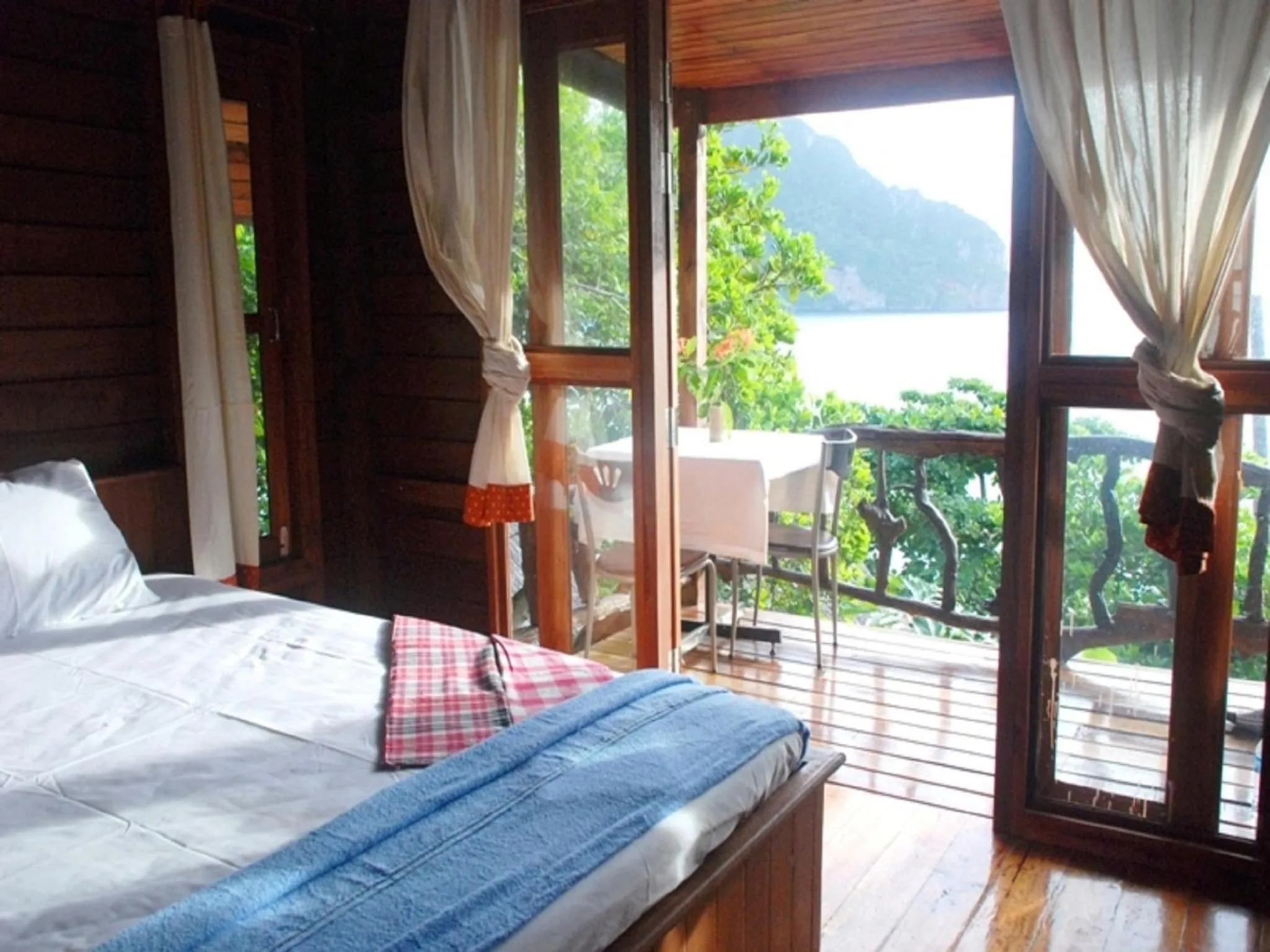 Bed in Phi Phi Sunset Bay Resort