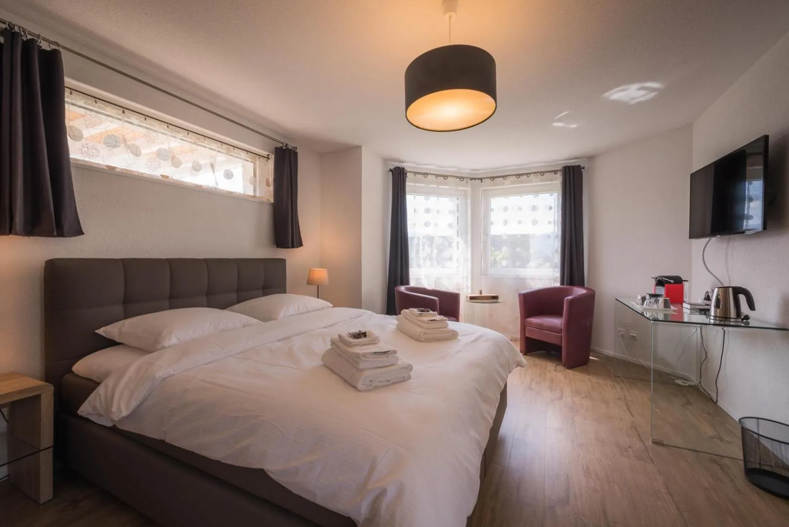 Photo of the whole room, Bed in B+B Passifleur